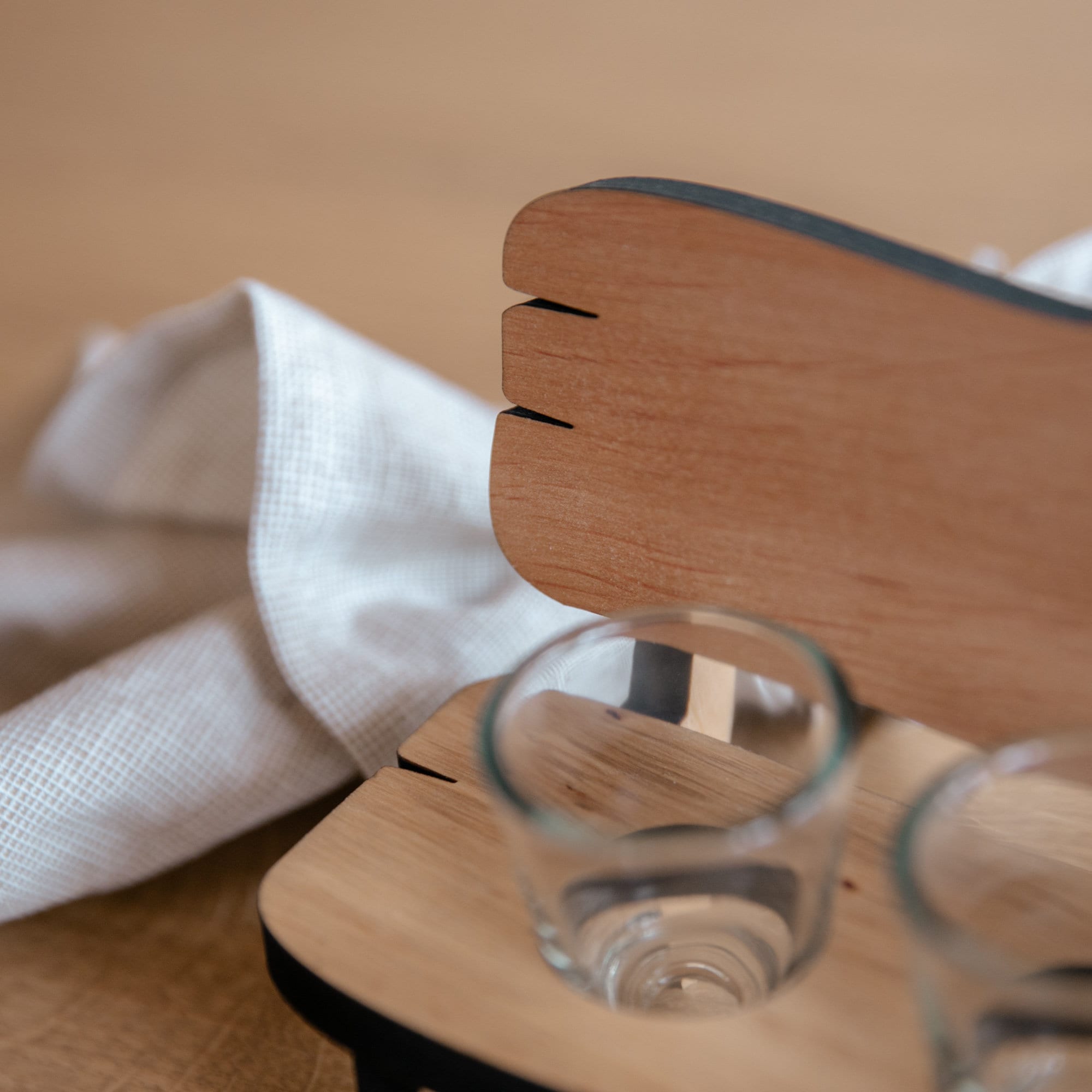 Personalisierte Schnapsbank aus Holz - Geschenk Freunde