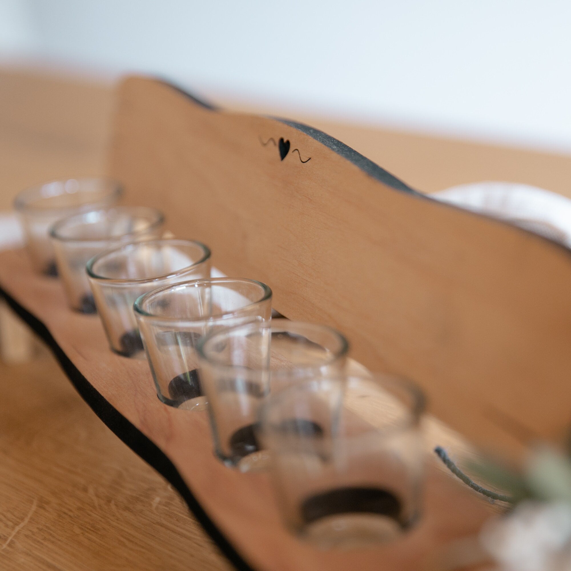 Personalisierte Schnapsbank aus Holz - Geschenk Freunde