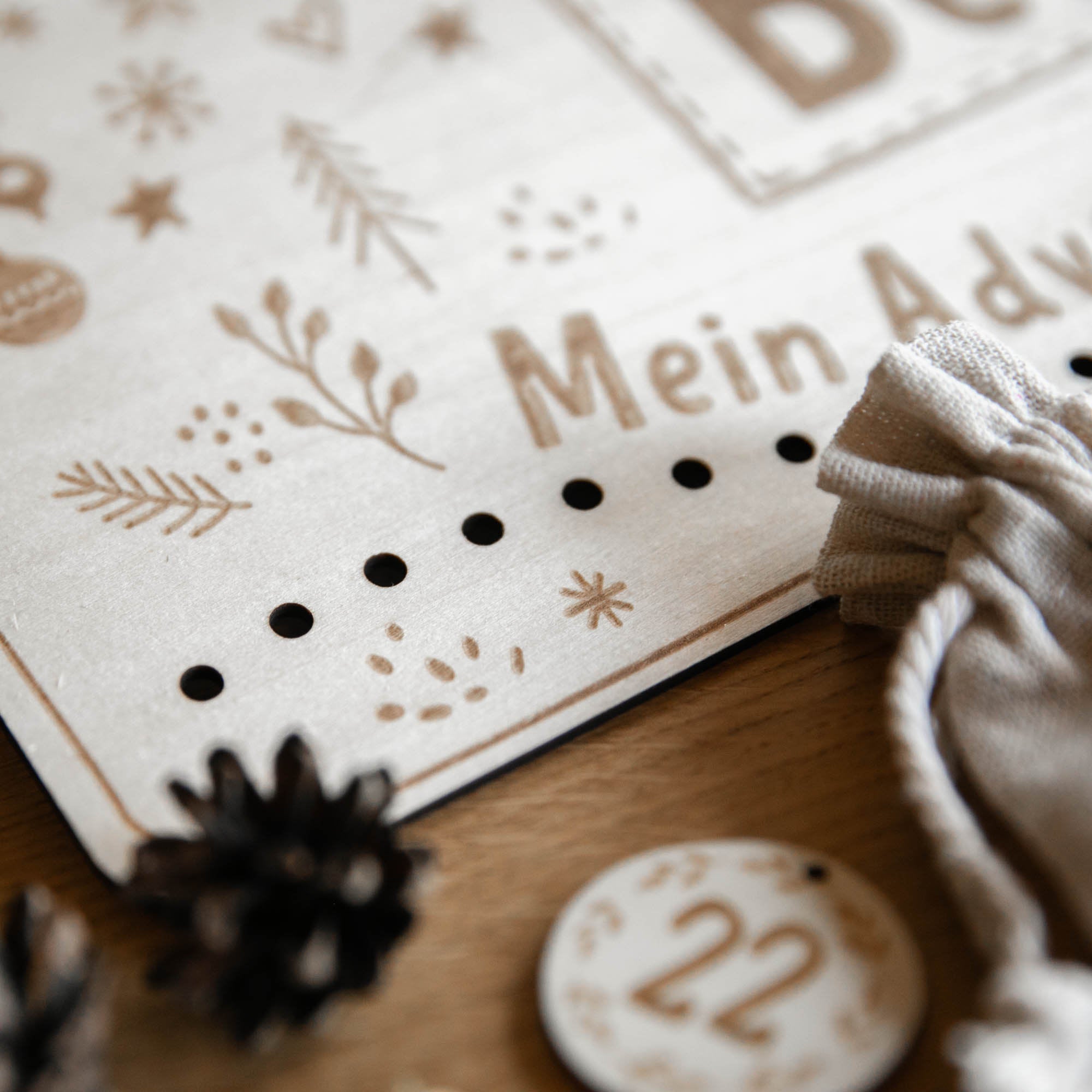Personalisierter Adventskalender zum Befüllen aus Holz mit Säckchen und Holzzahlen / Adventskalender aus Holz mit Namen graviert