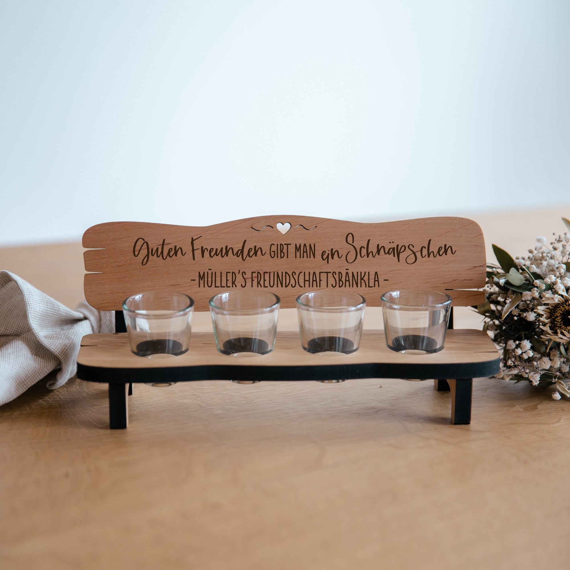 Personalisierte Schnapsbank aus Holz - Geschenk Freunde