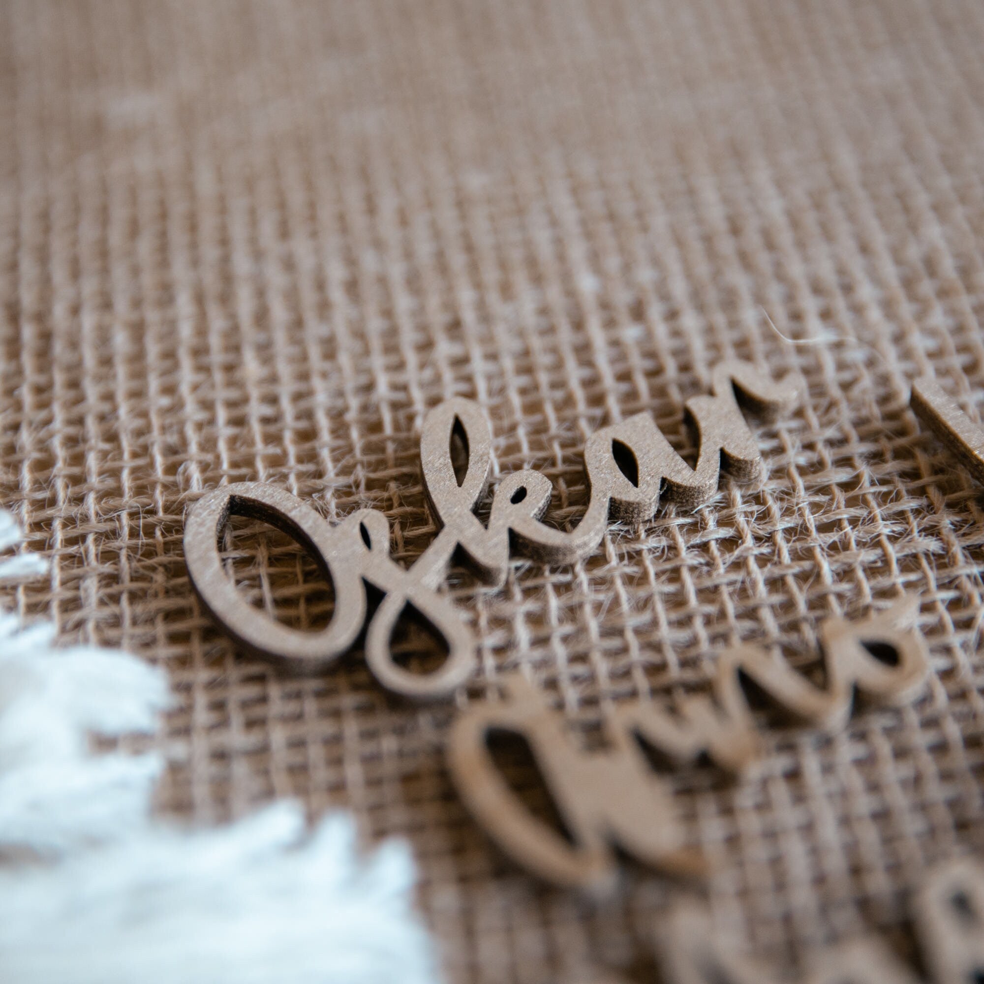 Name Oskar - Unsere Holzschriftzüge in Gold, ideal als Platzkarte und Gastgeschenk am Tisch