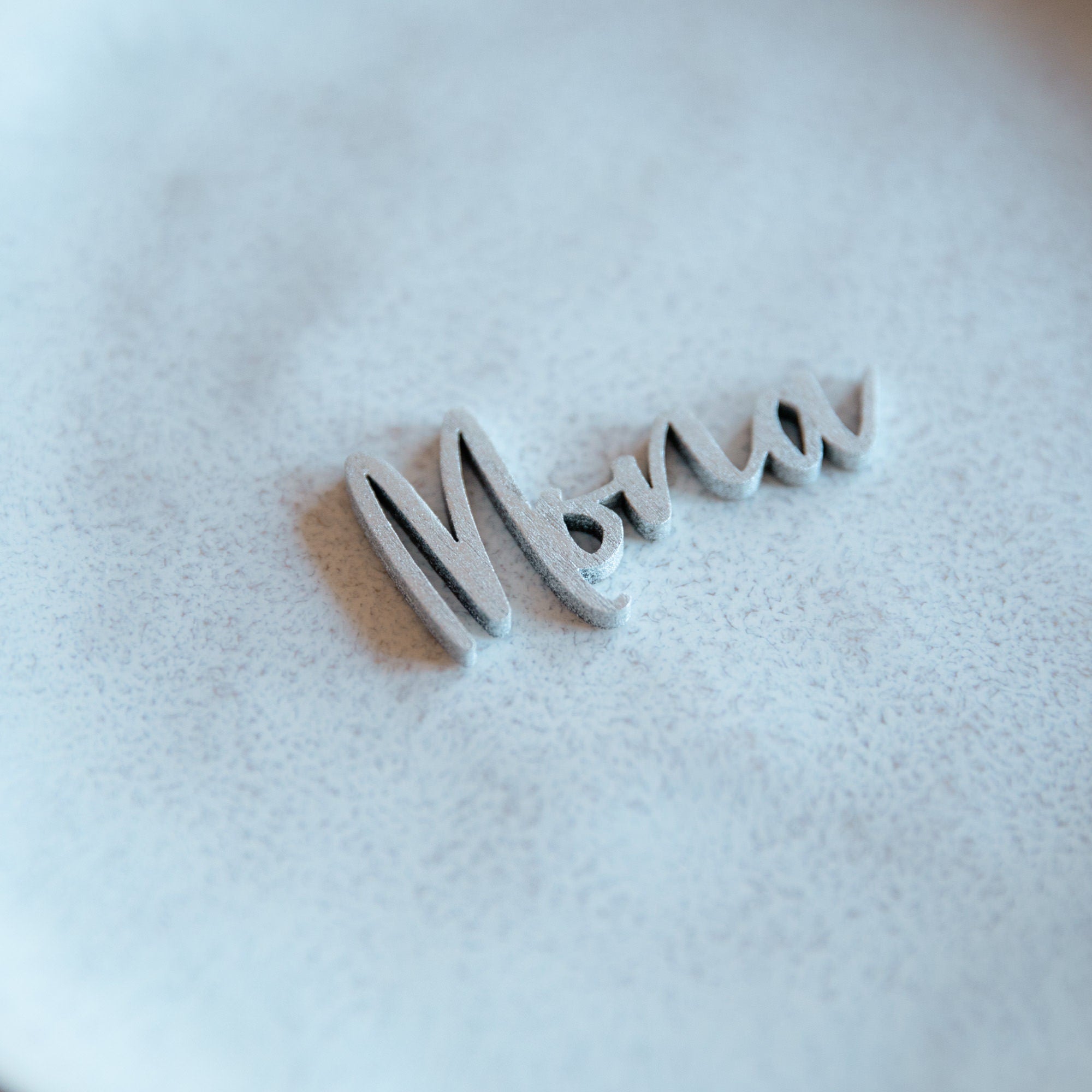 Name Mona - Unsere Holzschriftzüge in Silber, ideal als Platzkarte und Gastgeschenk am Tisch
