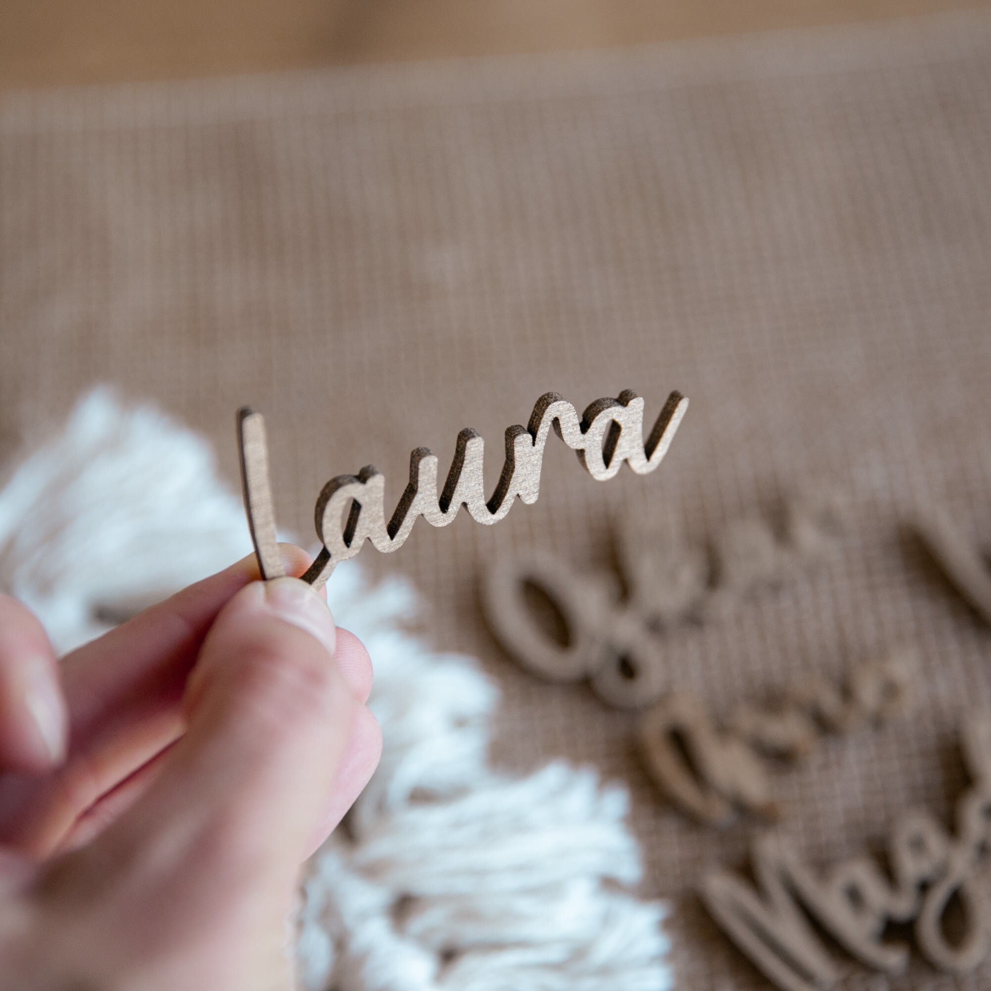 Name Laura - Unsere Holzschriftzüge in Gold, ideal als Platzkarte und Gastgeschenk am Tisch