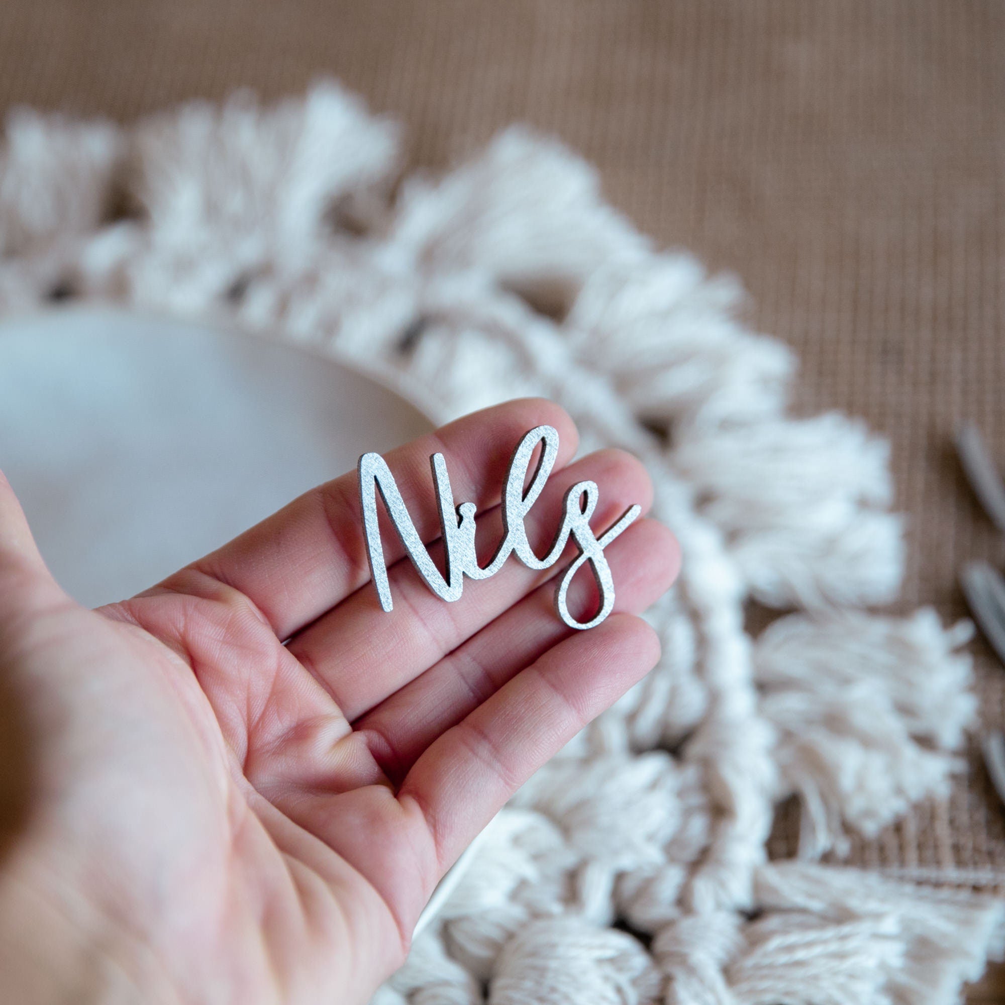 Name Nils - Unsere Holzschriftzüge in Silber, ideal als Platzkarte und Gastgeschenk am Tisch