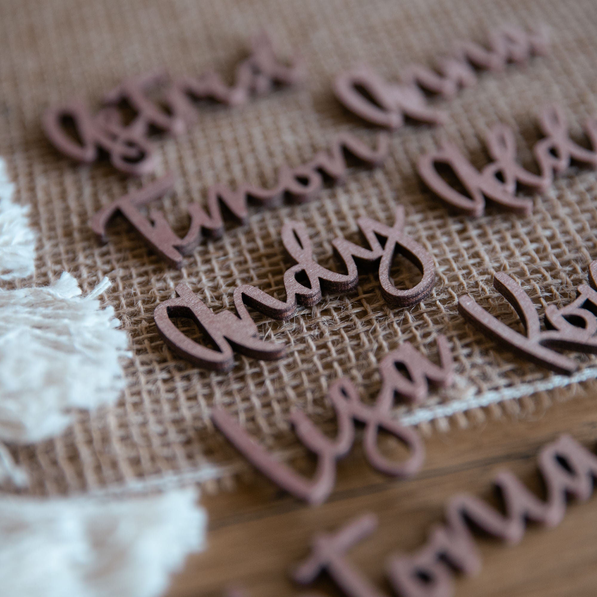 Hochzeit Tischkarten Schriftzug aus Holz in Kupfer / Gastgeschenk / Sitzplan Hochzeit