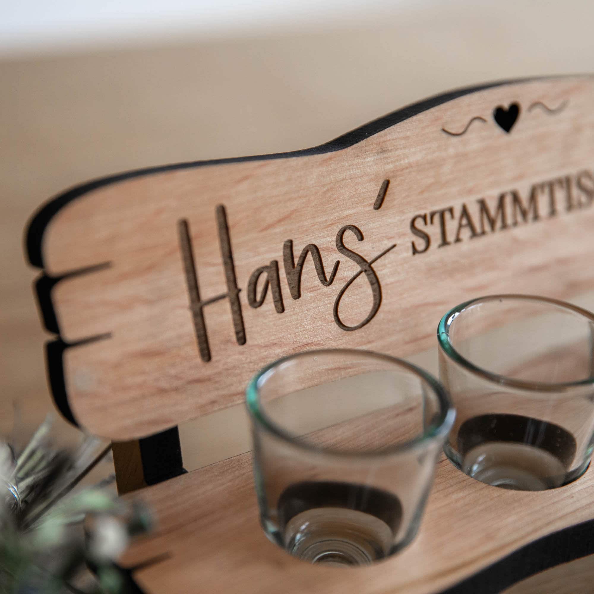Personalisierte Schnapsbank aus Holz - Geschenk Freunde