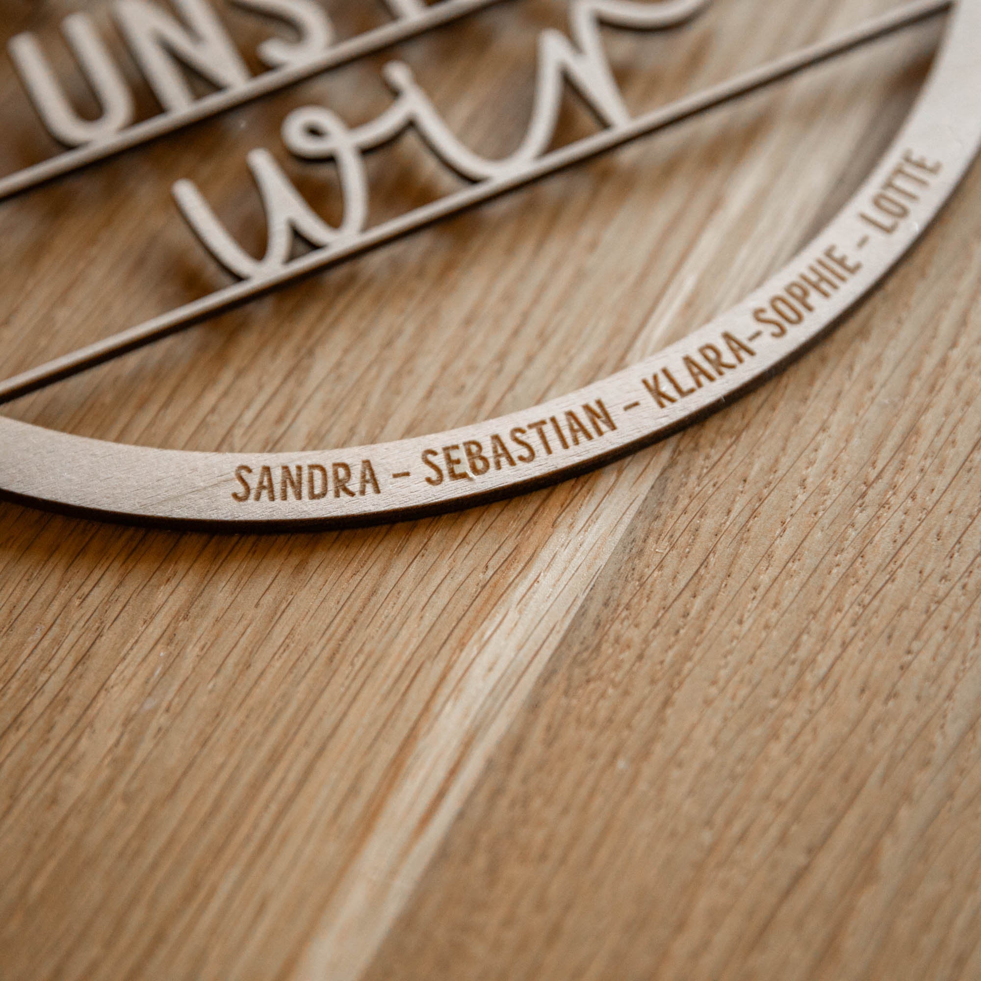 Holzschild - Das Schönste an uns ist das wir - Familienschild - personalisiert mit Namen der Familienmitglieder - Geschenkidee Weihnachten
