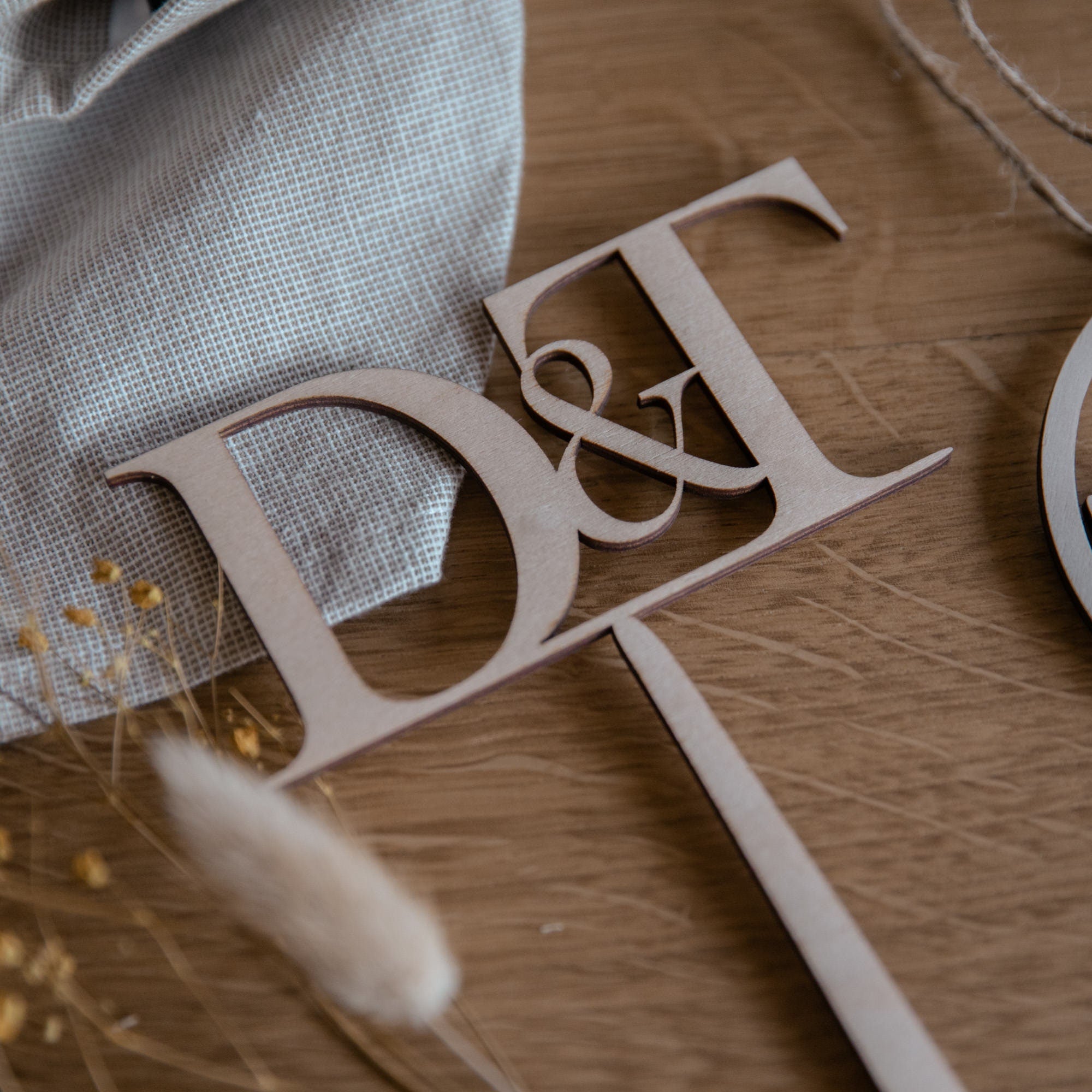 Laserhelden Shop - Personalisierter Cake-Topper aus Holz mit Initialien Brautpaar für Hochzeitstorte