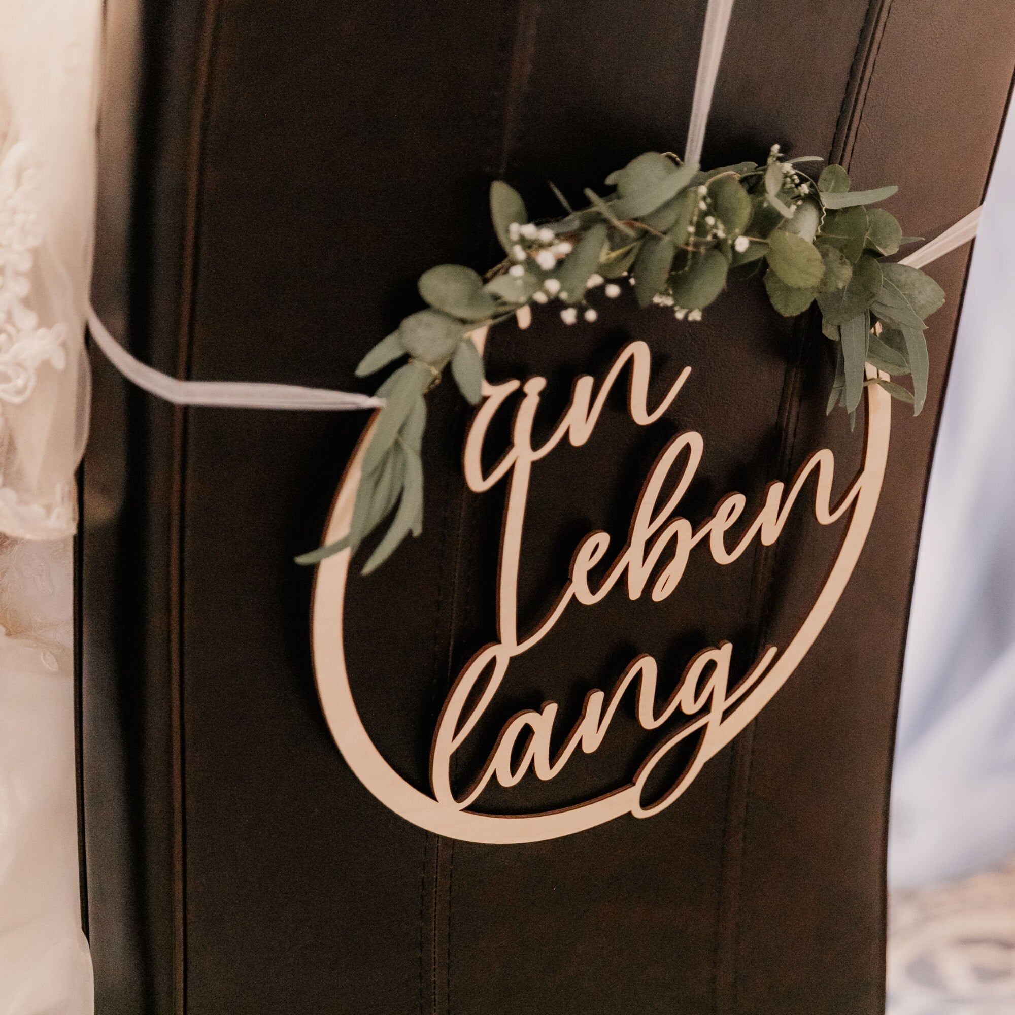 2 Holzschilder für eure Traustühle / Stuhlschild Hochzeit / Hand in Hand ein Leben lang