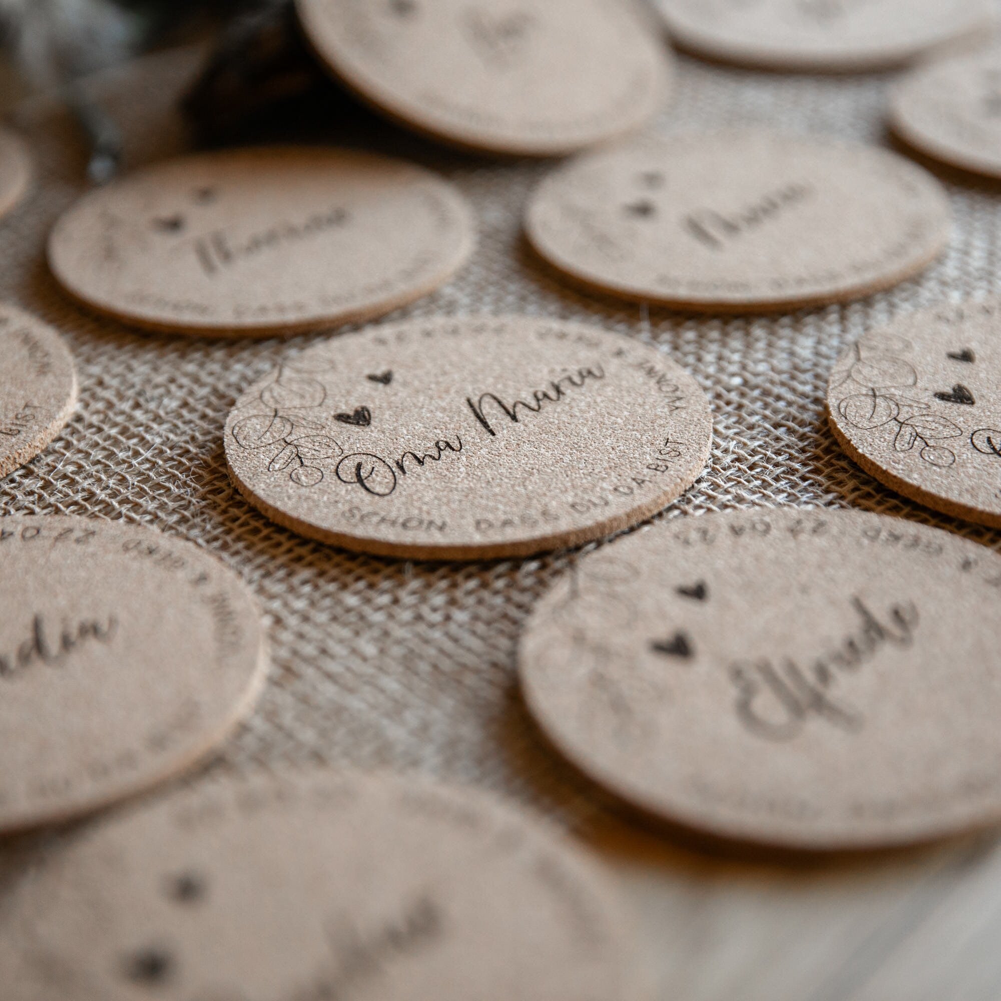 Personalisierte Platzkarten Hochzeit Kork / Gastgeschenk Hochzeit / Untersetzer Kork / Namensschild Hochzeit / Sitzplan Hochzeit / Holz Name