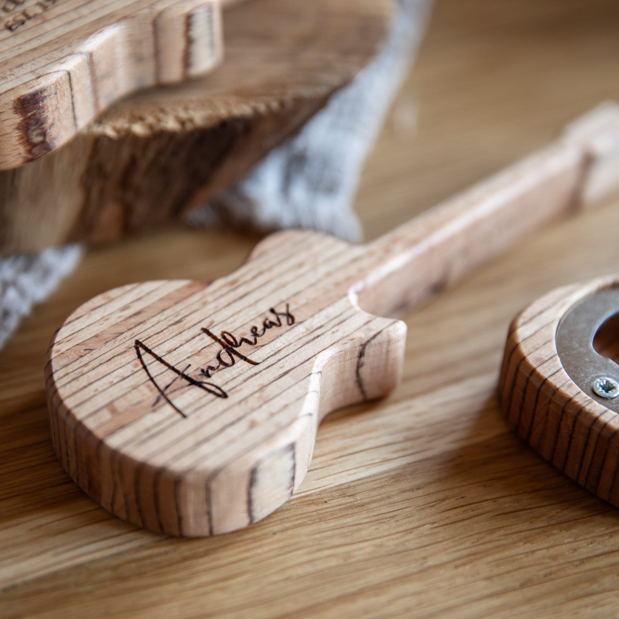 Personalisierter Flaschenöffner Gitarre aus Holz / Geschenk Männer Geschenk Musiker / Kapselheber mit Gravur / Vatertag Geschenkidee