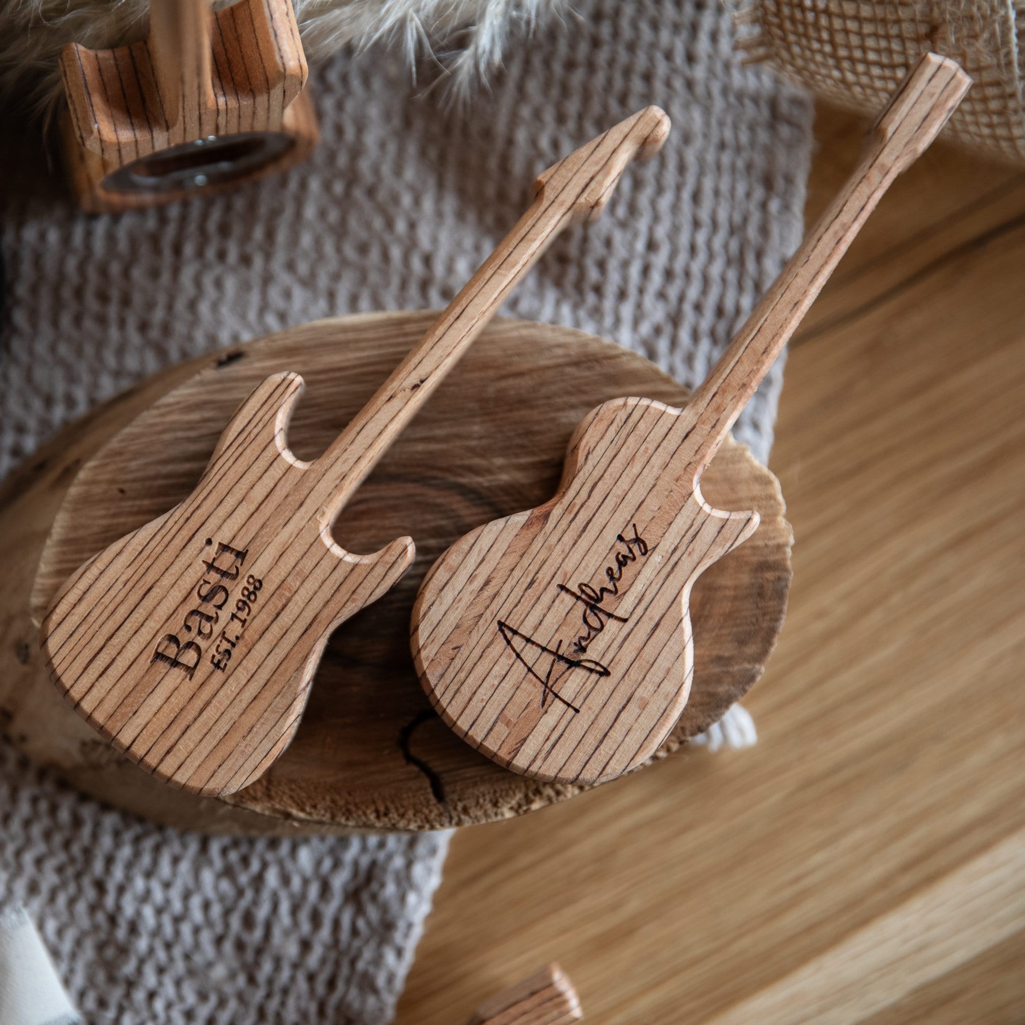 Personalisierter Flaschenöffner Gitarre aus Holz / Geschenk Männer Geschenk Musiker / Kapselheber mit Gravur / Vatertag Geschenkidee