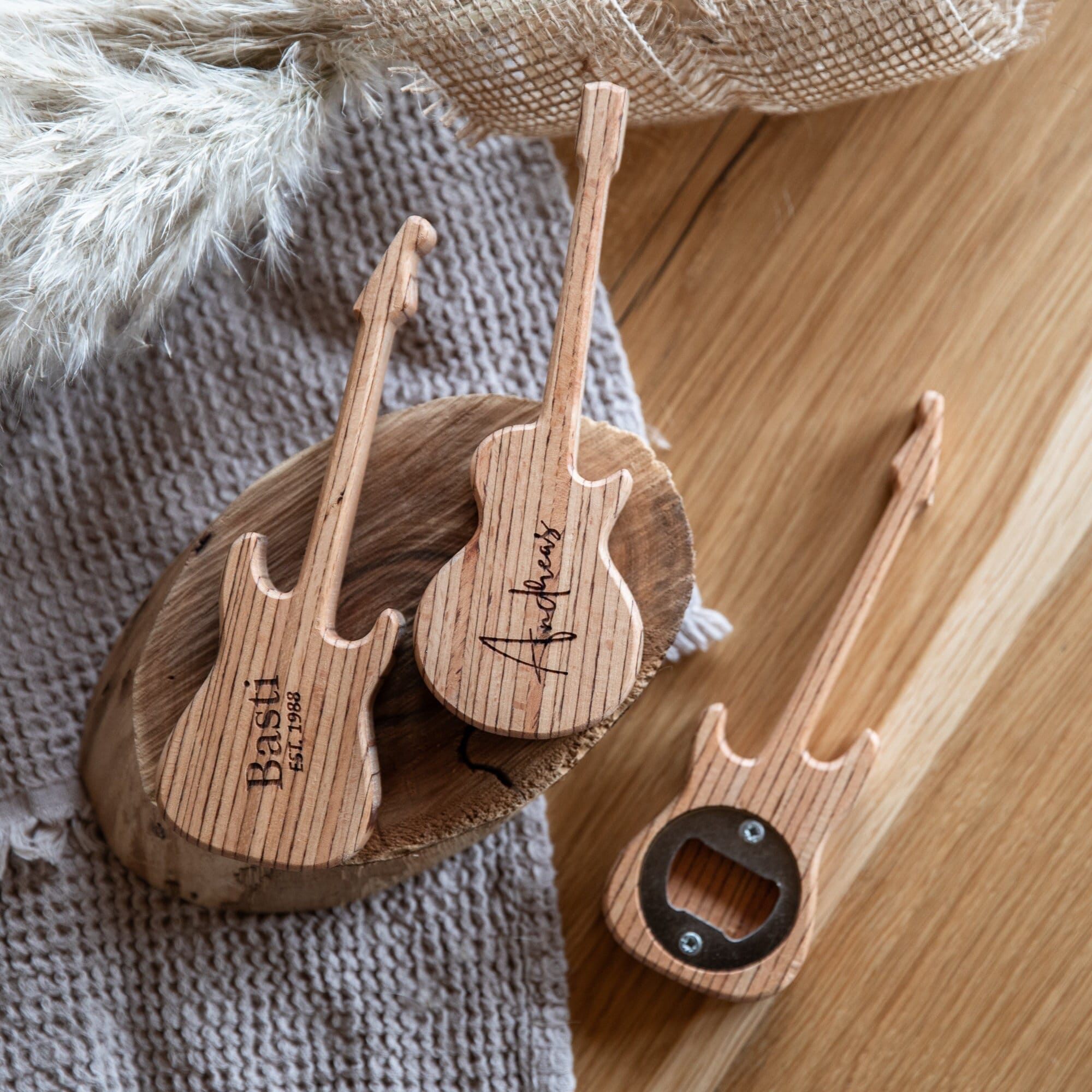 Personalisierter Flaschenöffner Gitarre aus Holz / Geschenk Männer Geschenk Musiker / Kapselheber mit Gravur / Vatertag Geschenkidee