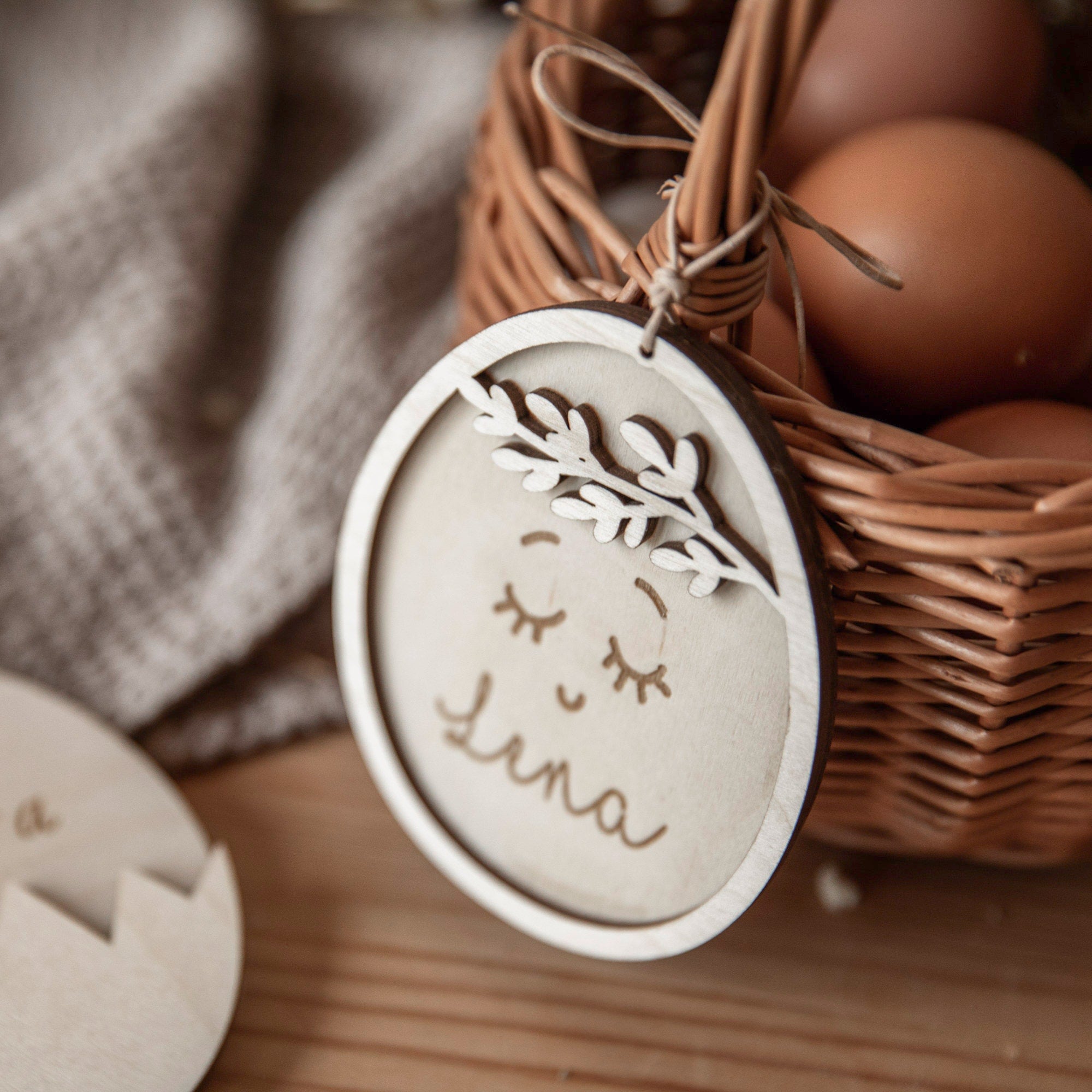 Anhänger Ostern Ei mit Gravur / Osterei Deko / Osterkörbchen personalisiert / Geschenkidee / Osterdeko Holz / Name Schild / Weidenkörbchen