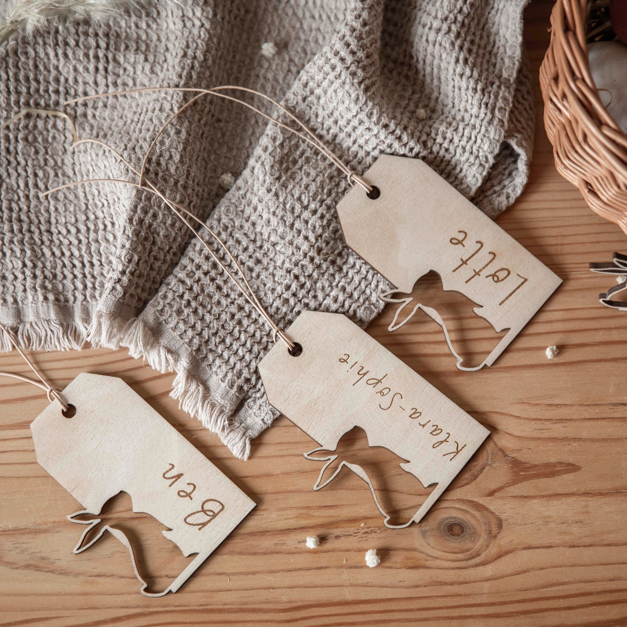 Anhänger Hangtag Ostern mit Gravur und Osterhase / Osterkörbchen personalisiert / Geschenkanhänger Holz / Namensschild Hase mit Holzperlen