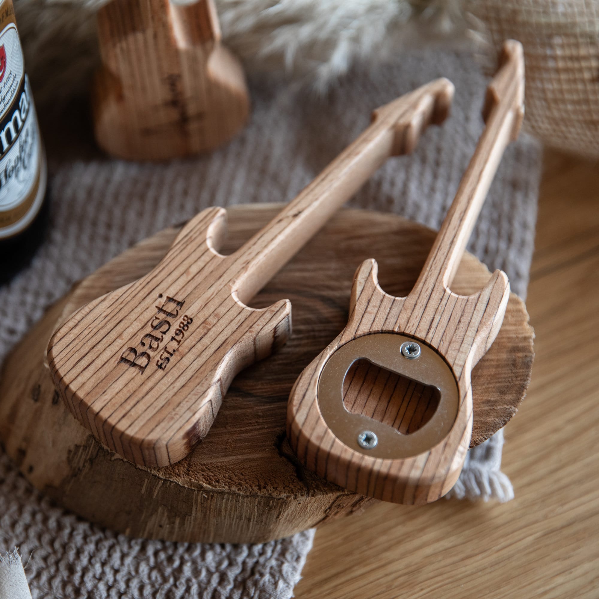 Personalisierter Flaschenöffner Gitarre aus Holz / Geschenk Männer Geschenk Musiker / Kapselheber mit Gravur / Vatertag Geschenkidee