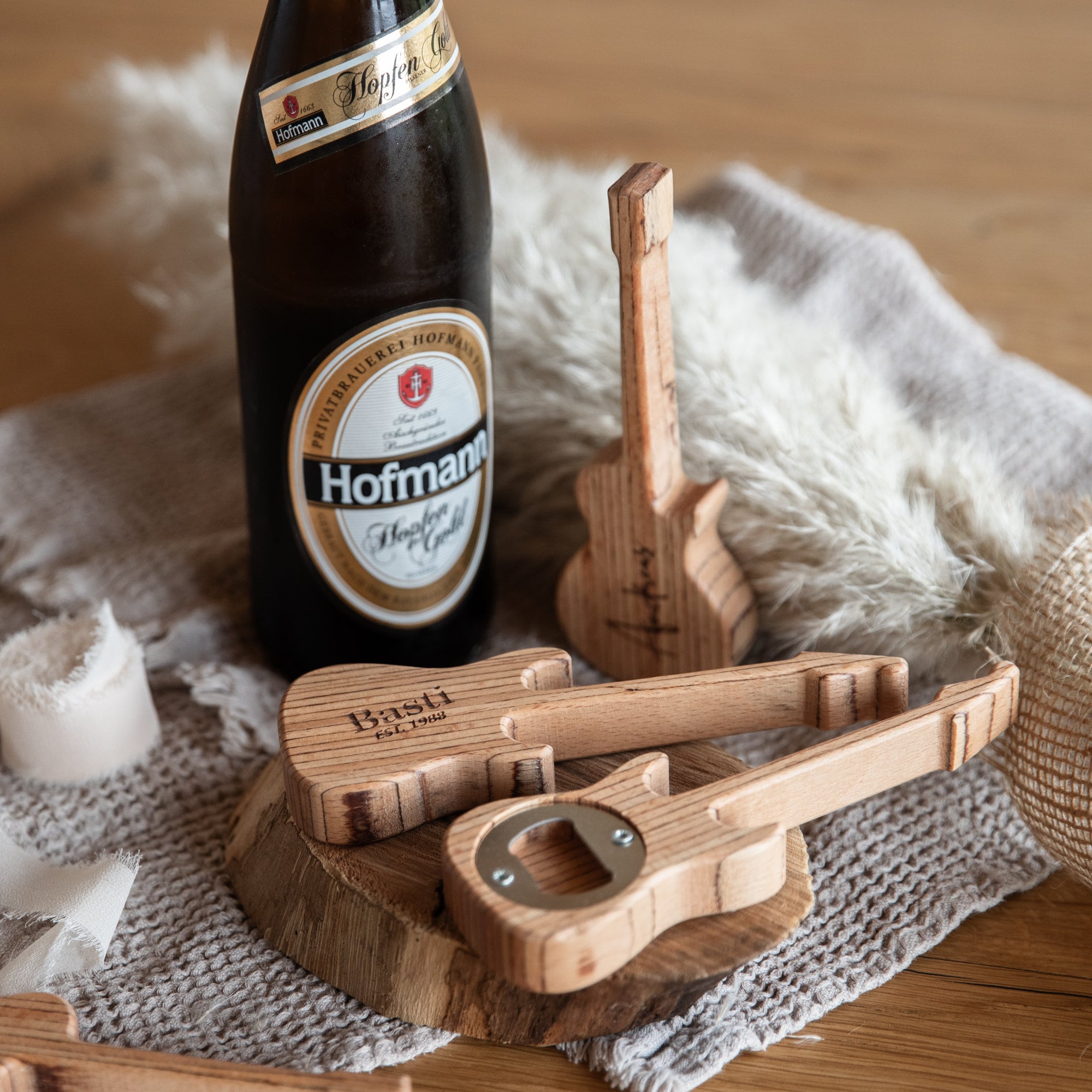 Personalisierter Flaschenöffner Gitarre aus Holz / Geschenk Männer Geschenk Musiker / Kapselheber mit Gravur / Vatertag Geschenkidee