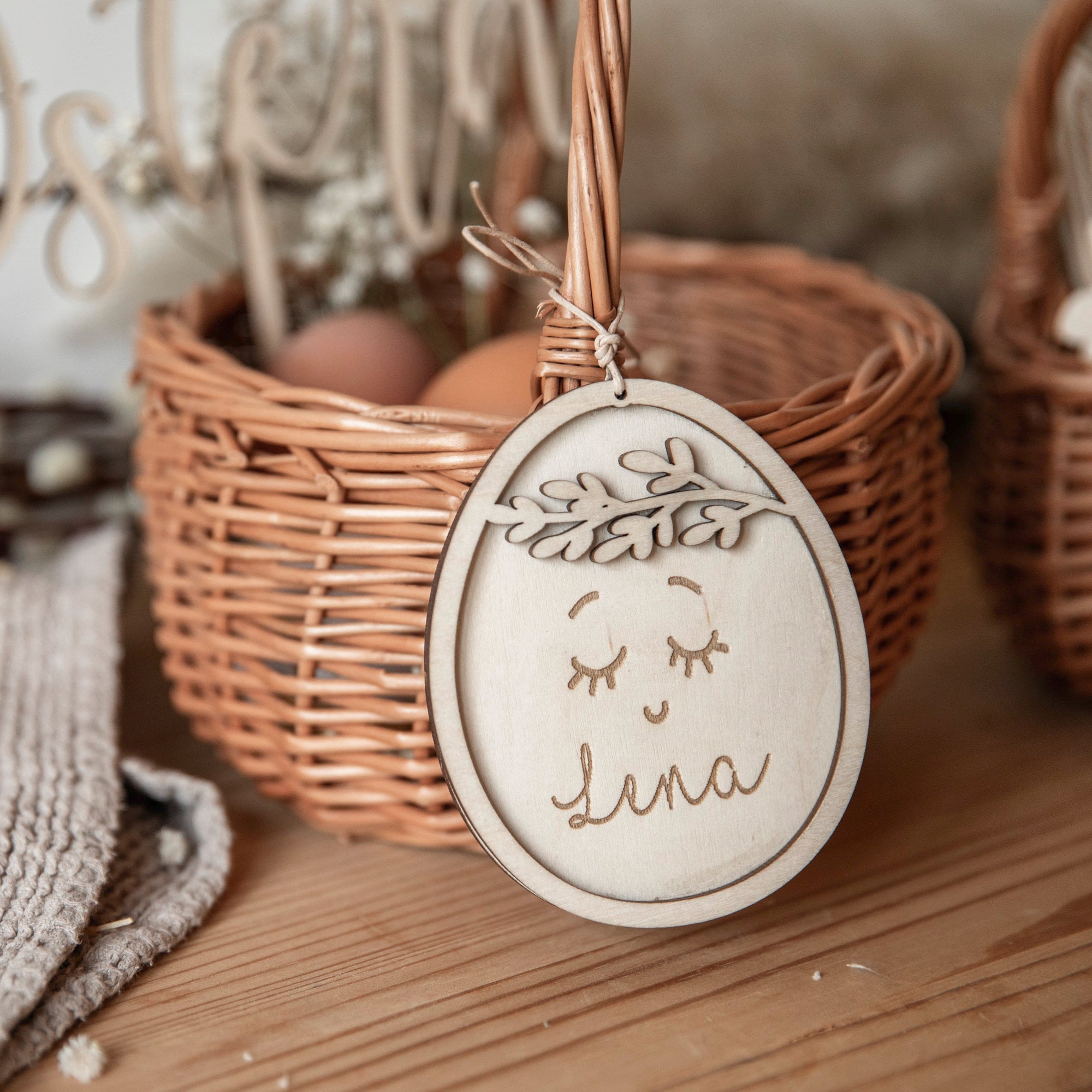 Anhänger Ostern Ei mit Gravur / Osterei Deko / Osterkörbchen personalisiert / Geschenkidee / Osterdeko Holz / Name Schild / Weidenkörbchen