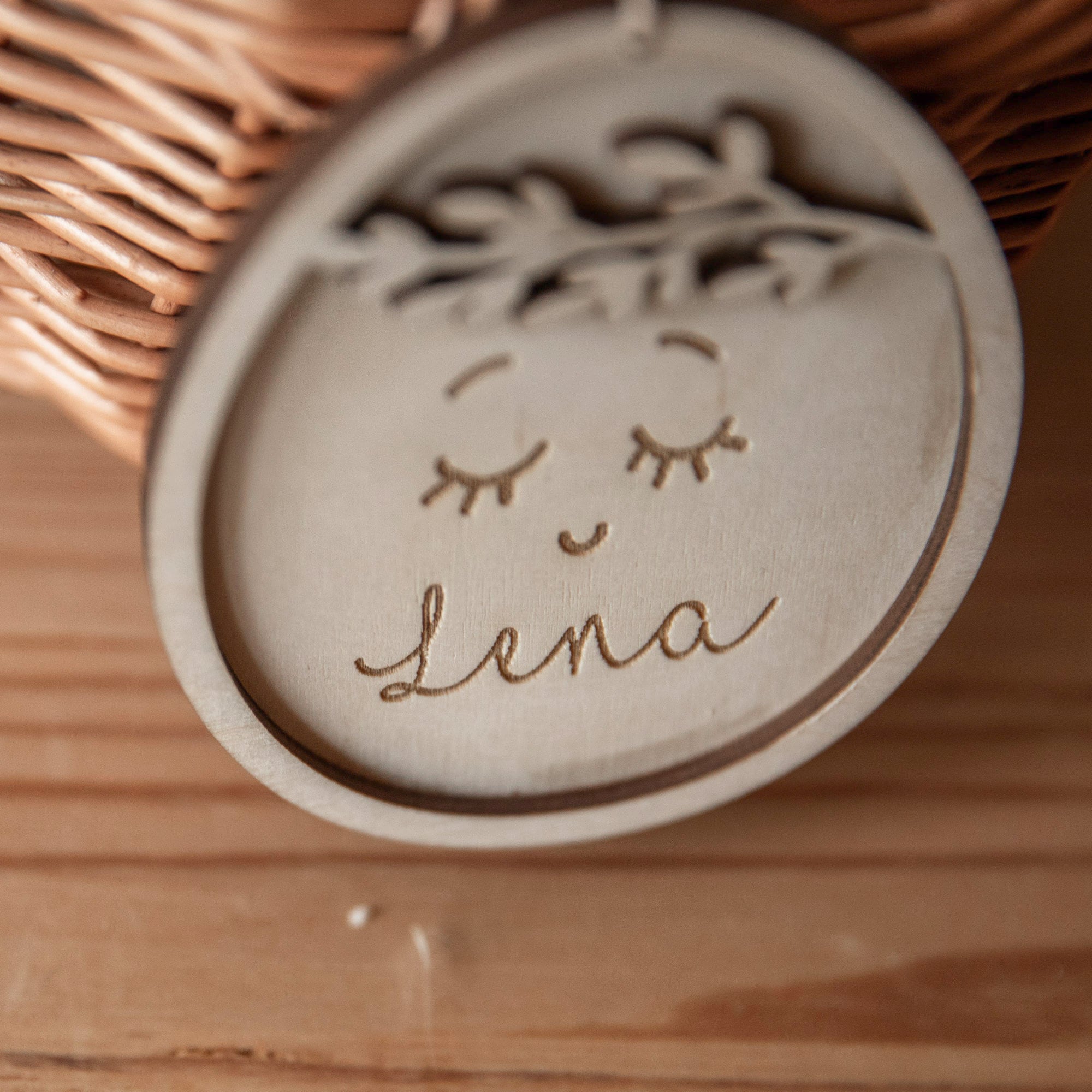 Anhänger Ostern Ei mit Gravur / Osterei Deko / Osterkörbchen personalisiert / Geschenkidee / Osterdeko Holz / Name Schild / Weidenkörbchen