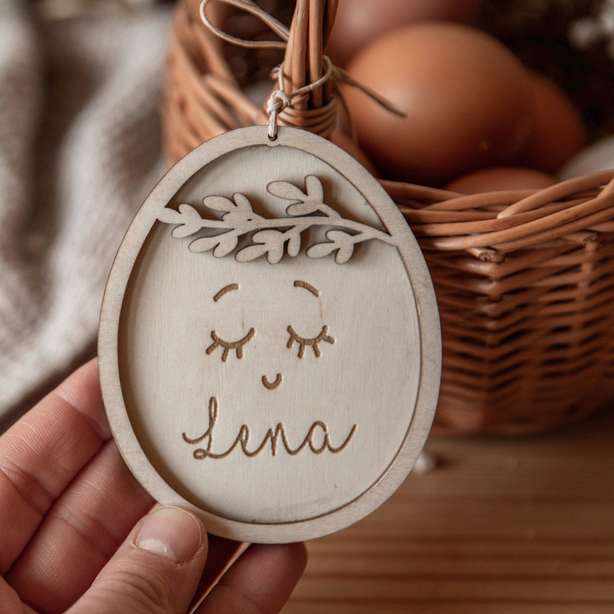 Anhänger Ostern Ei mit Gravur / Osterei Deko / Osterkörbchen personalisiert / Geschenkidee / Osterdeko Holz / Name Schild / Weidenkörbchen