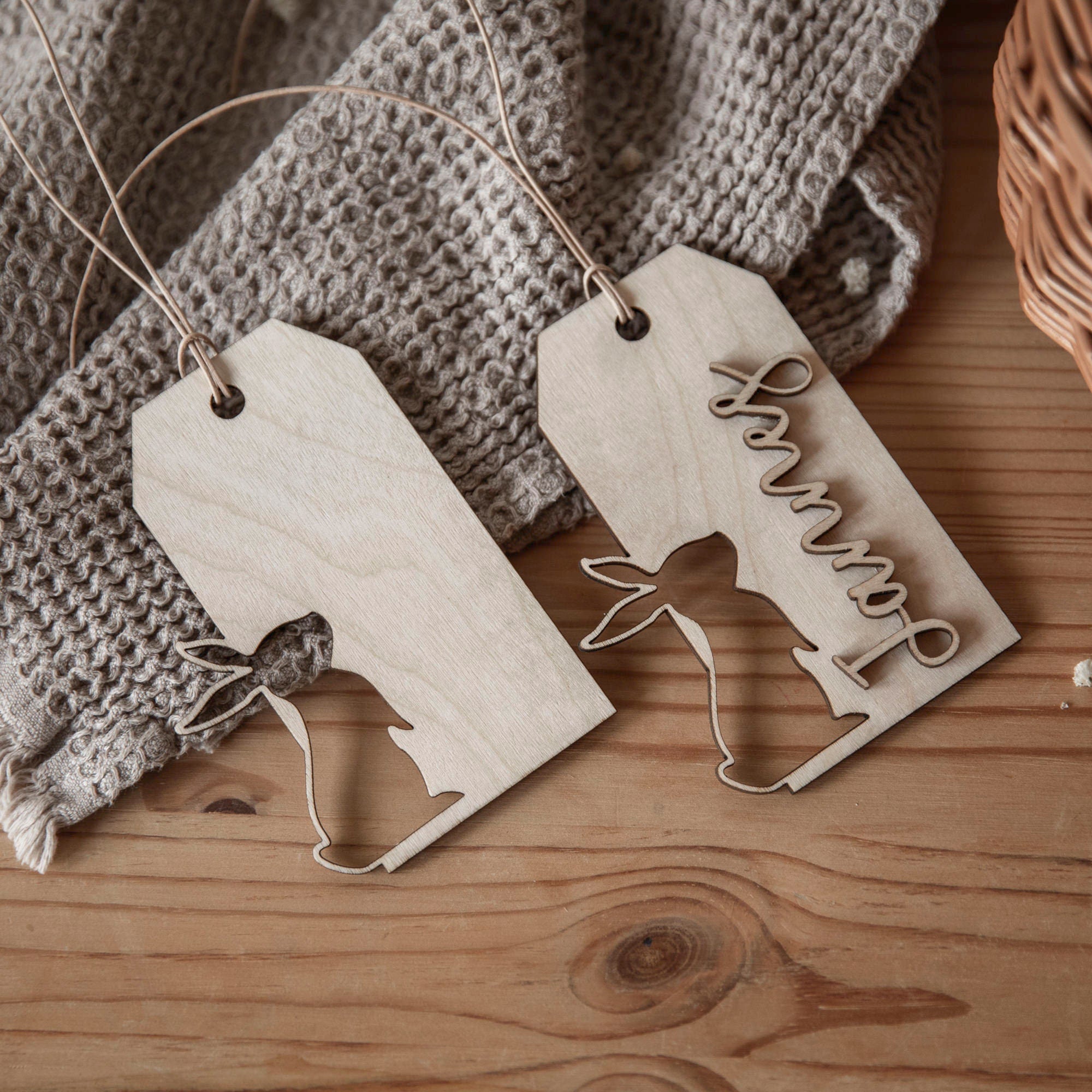 Anhänger Ostern Hangtag mit Holzname und Hase / Osterkörbchen personalisiert / Geschenkanhänger Holz / Namensschild mit Holzperlen