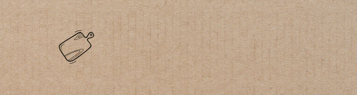 Einfache Strichzeichnung eines Schneidebretts auf braunem, strukturiertem Papier mit viel Freiraum auf der rechten Seite.