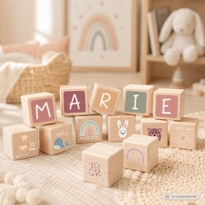 Bunt bedruckte Holzwürfel mit dem Namen „MARIE“ und Motiven wie Regenbogen, Wal und Hase im Kinderzimmer (KI-Visualisierung)