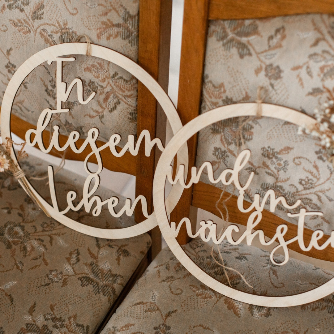 Stuhldeko Holzschilder „In diesem Leben & im nächsten“ – Hochzeitsdeko im Boho-Stil
