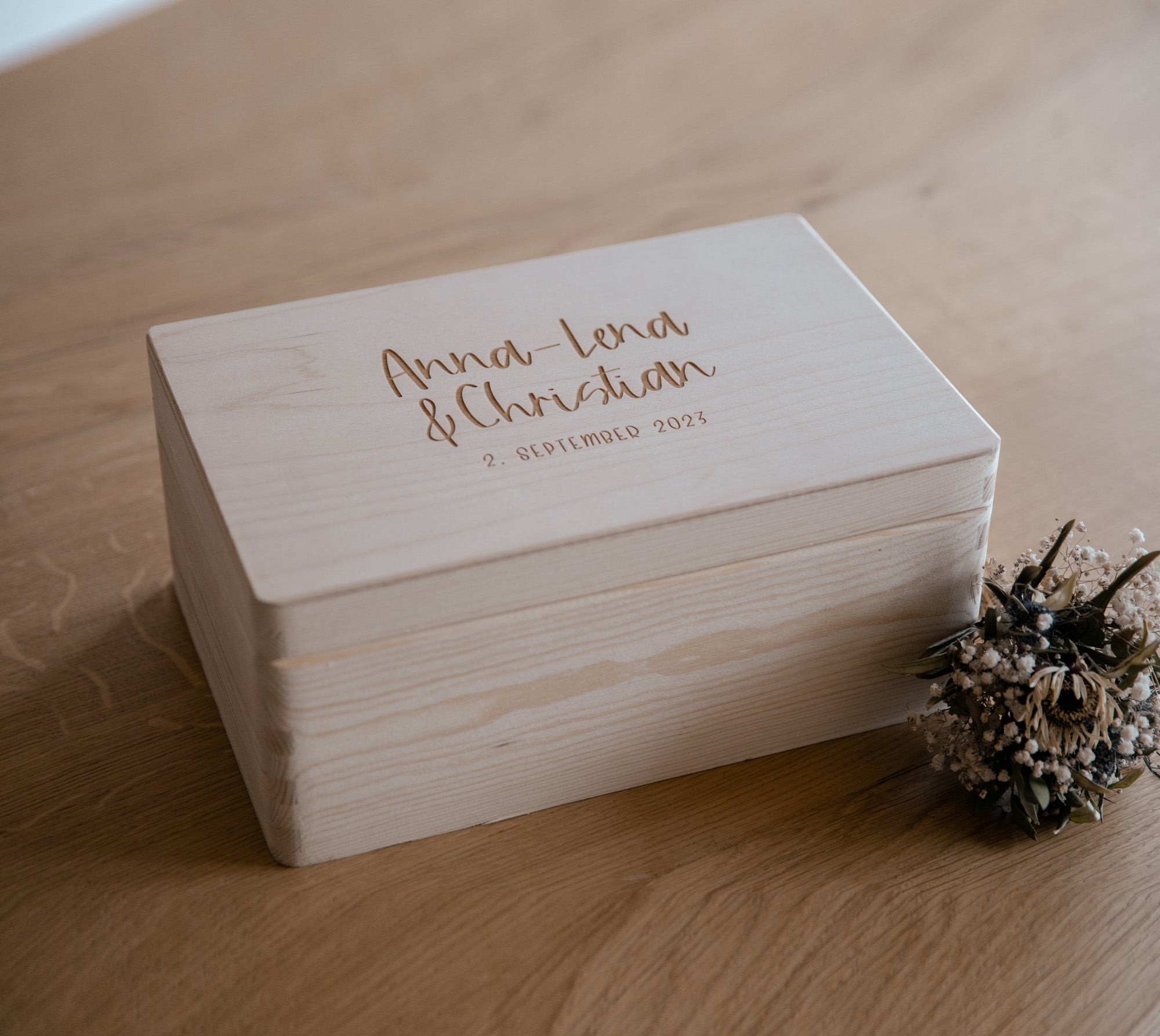 Personalisierte Erinnerungskiste zur Hochzeit – Holzkiste mit Namen & Gravur – Geschenk für Braut & Bräutigam