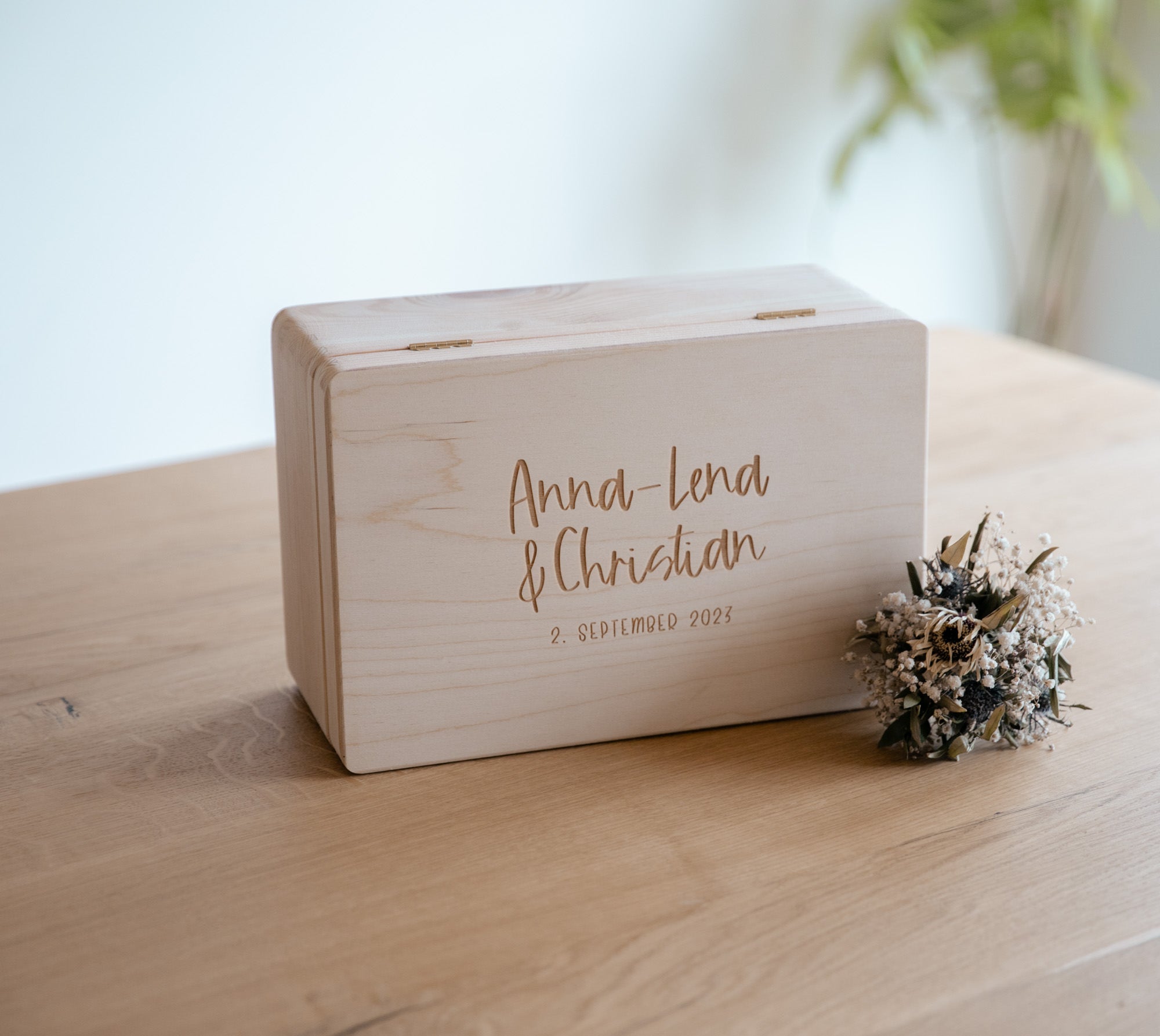 Personalisierte Erinnerungskiste zur Hochzeit – Holzkiste mit Namen & Gravur – Geschenk für Braut & Bräutigam