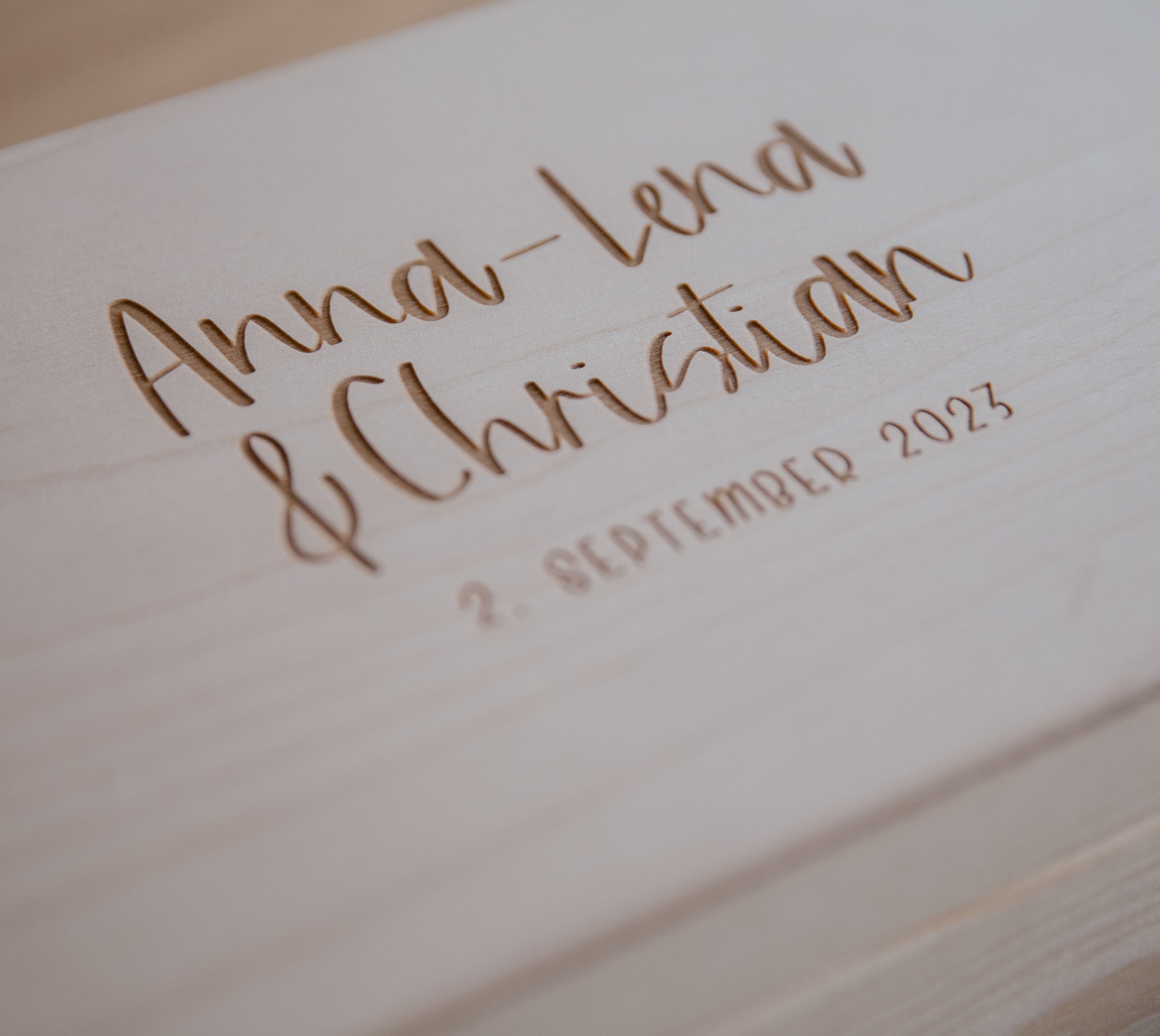 Personalisierte Erinnerungskiste zur Hochzeit – Holzkiste mit Namen & Gravur – Geschenk für Braut & Bräutigam