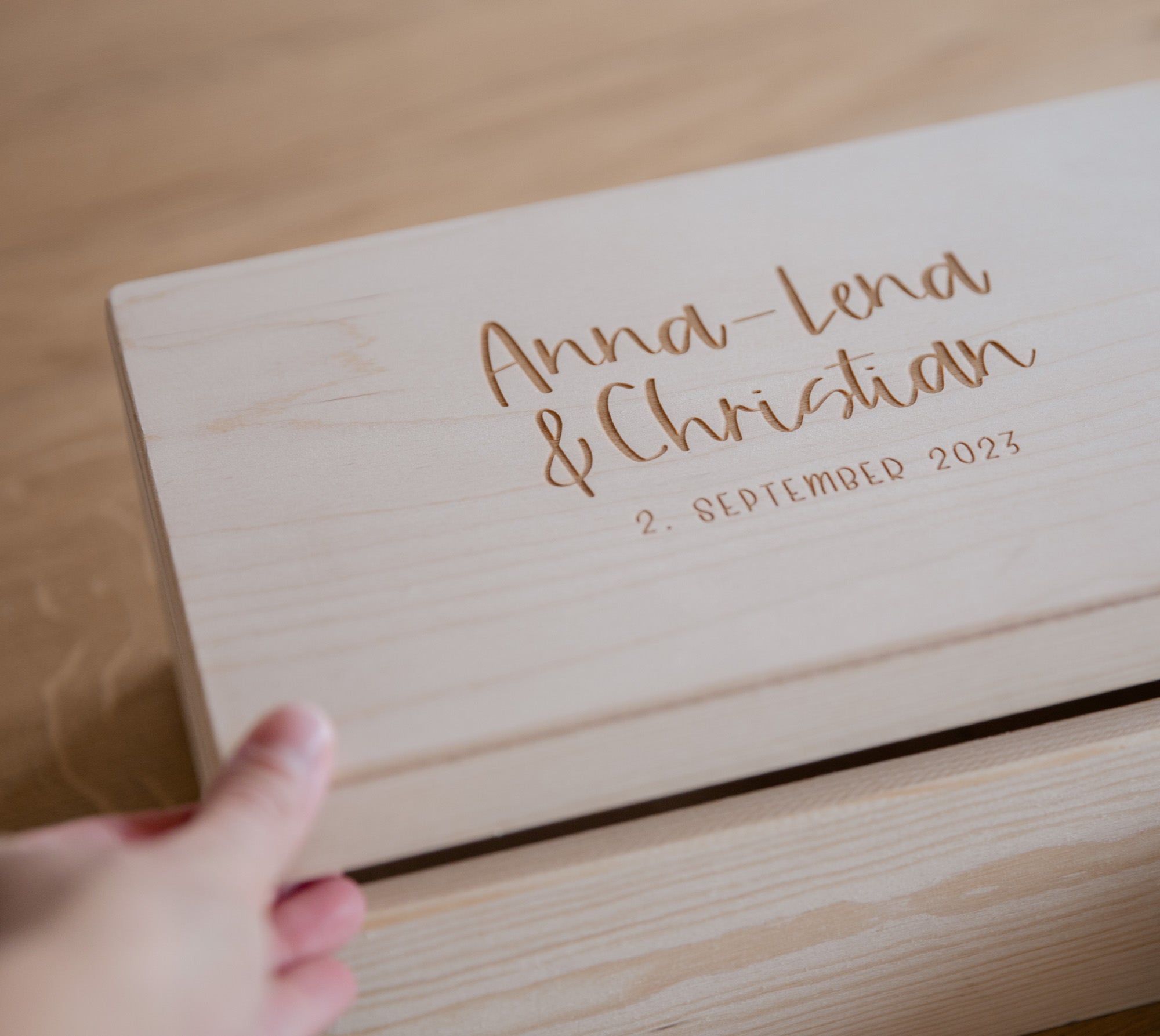 Personalisierte Erinnerungskiste zur Hochzeit – Holzkiste mit Namen & Gravur – Geschenk für Braut & Bräutigam