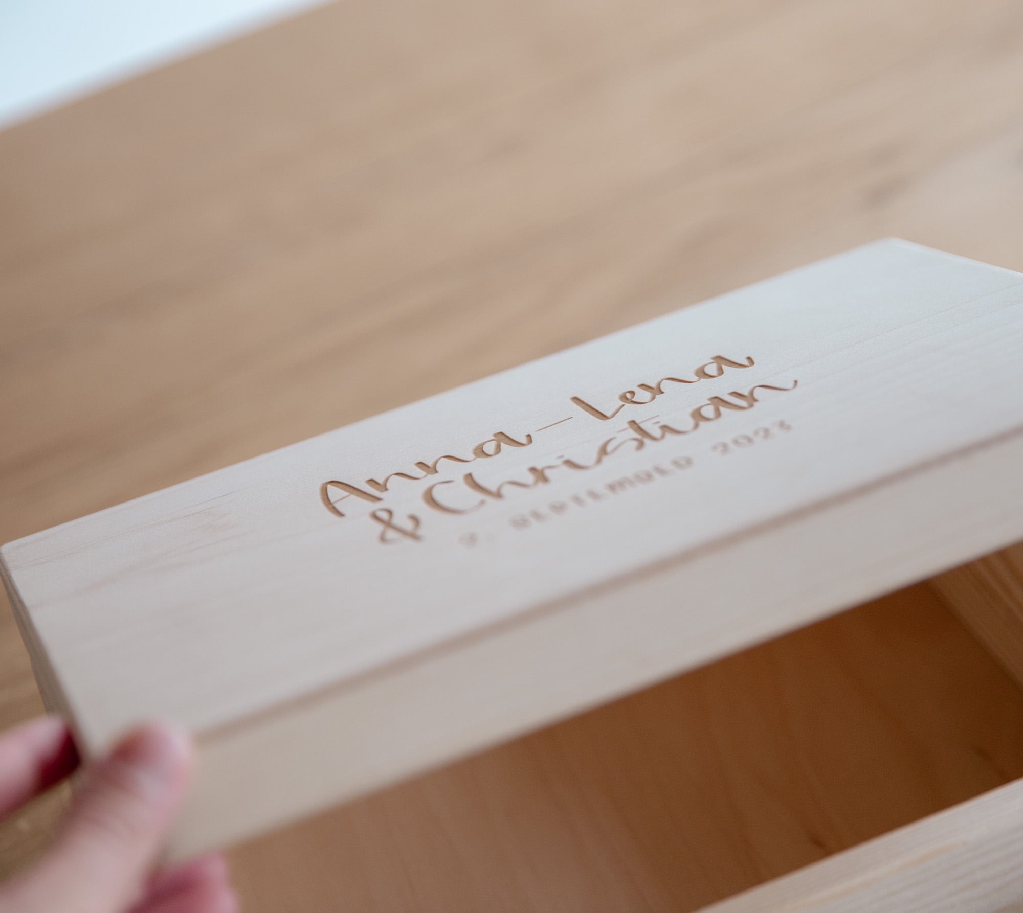 Personalisierte Erinnerungskiste zur Hochzeit – Holzkiste mit Namen & Gravur – Geschenk für Braut & Bräutigam