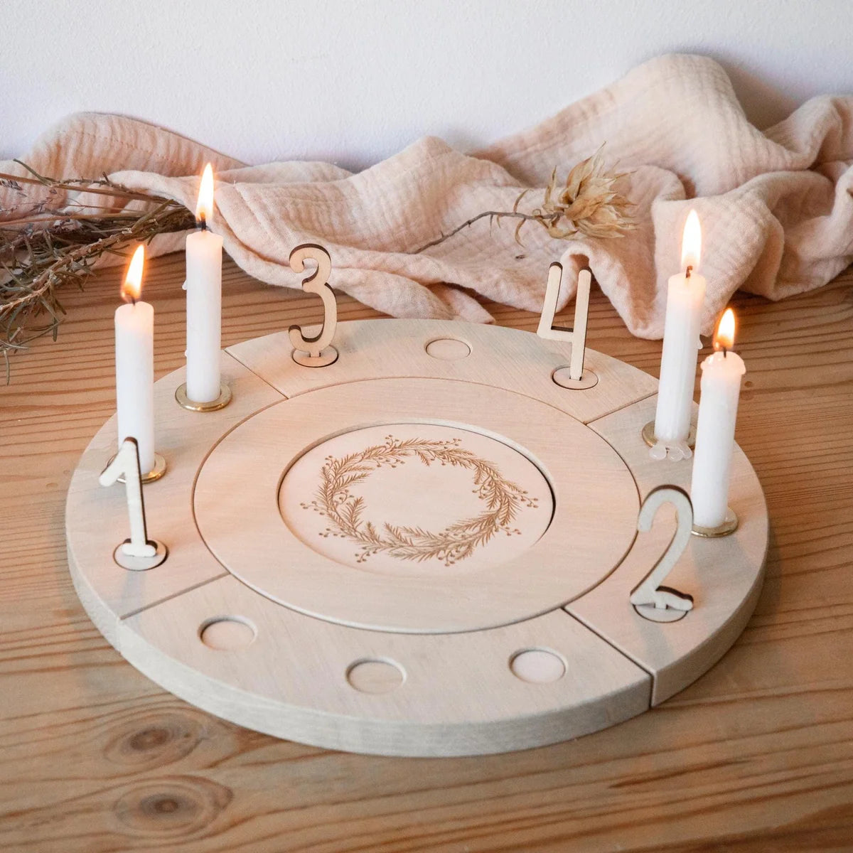 Moderner Adventskranz aus Holz mit vier Kerzen und Holzbäumchen