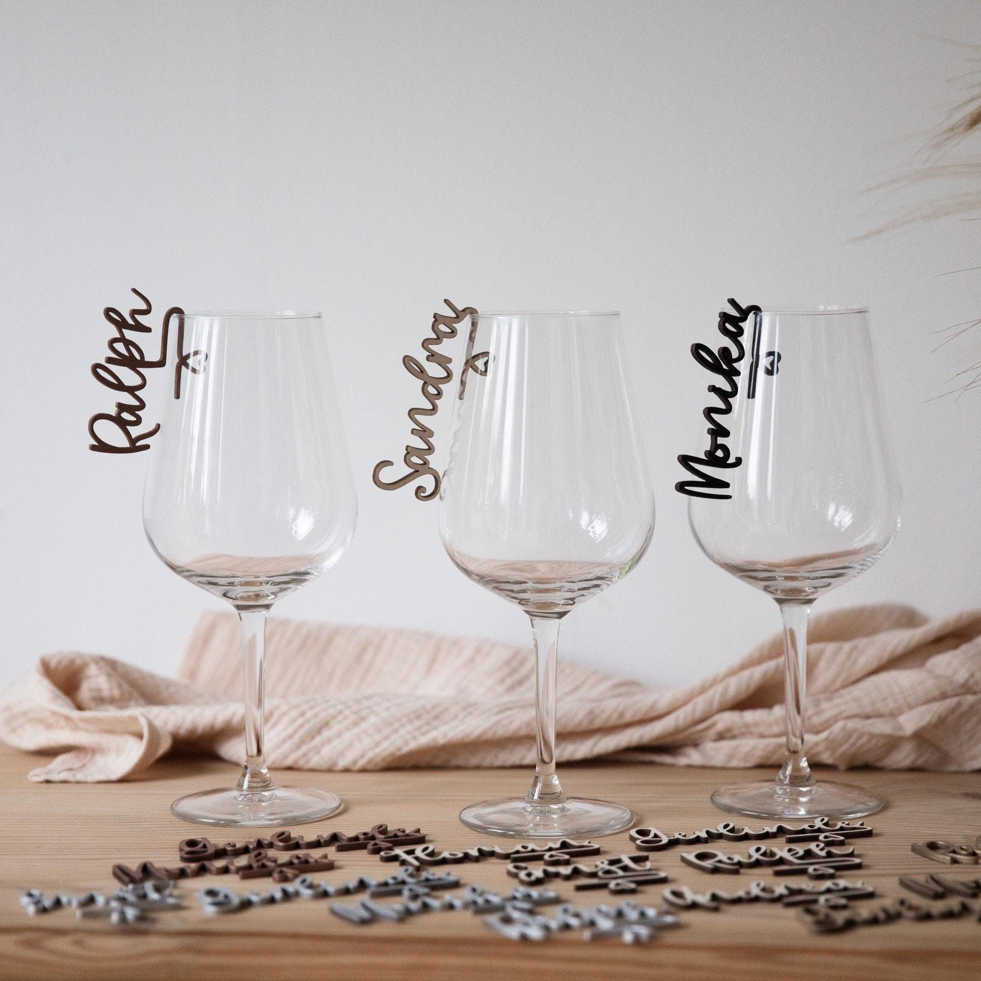 Personalisierte Glasmarkierer / Namensschild Hochzeit / Sektglas Name / Glasanhänger / Glas-Markierer / Glasmarker / Holzname zum Einhängen