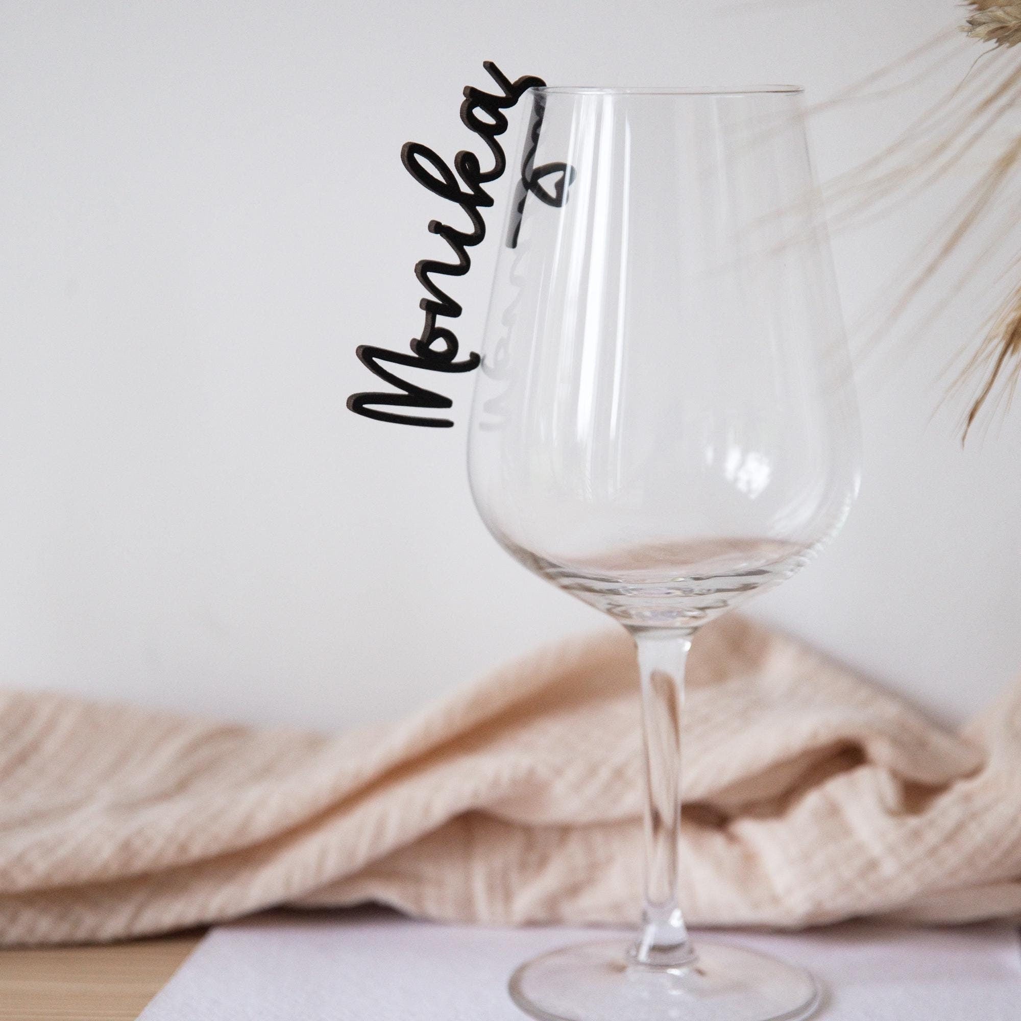 Personalisierte Glasmarkierer / Namensschild Hochzeit / Sektglas Name / Glasanhänger / Glas-Markierer / Glasmarker / Holzname zum Einhängen