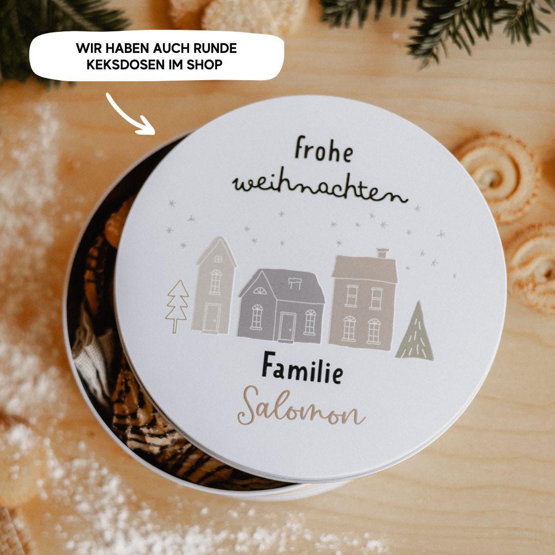 Personalisierte Keksdose Weihnachten mit Namen – quadratische Metalldose mit Motivwahl Rentier, Tannenbaum, Häuser oder Eisbär
