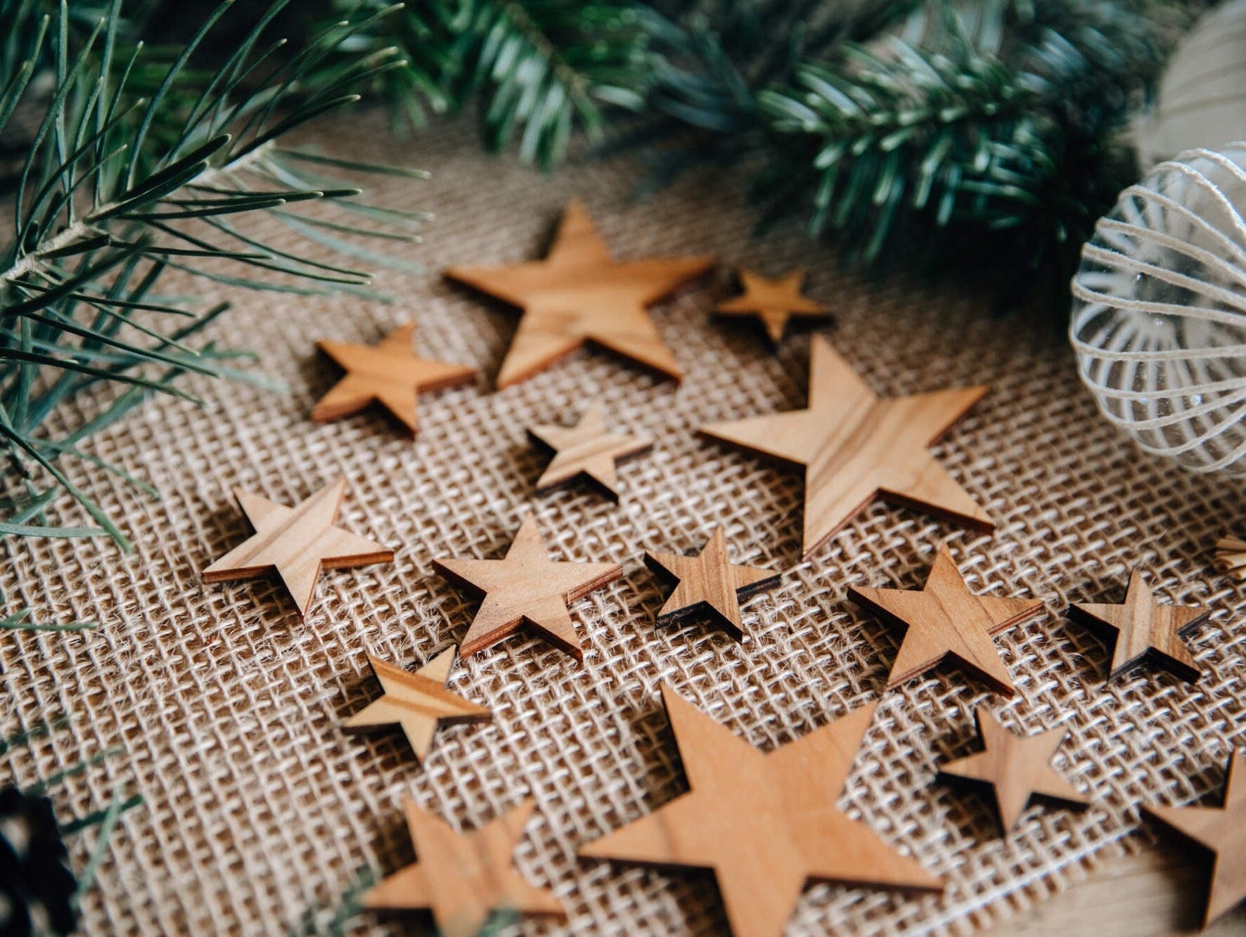 15 Stk. Streudeko Sterne für Weihnachten / Sternenstreu Oliven-Holz Optik