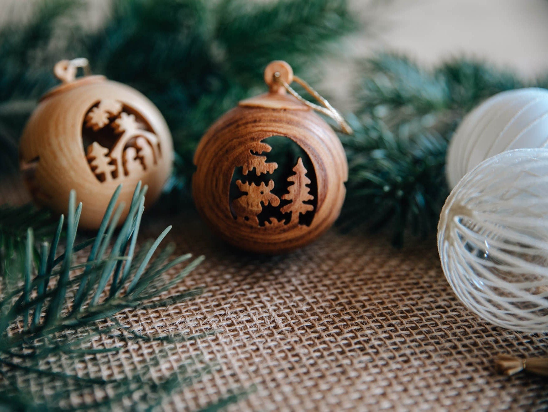 Weihnachtskugel aus Holz mit Motiv / Christbaumkugel mit Bild "Elch" oder "Krippe"