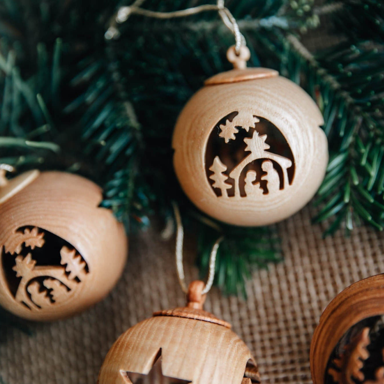 Weihnachtskugel aus Holz mit Motiv / Christbaumkugel mit Bild "Elch" oder "Krippe"