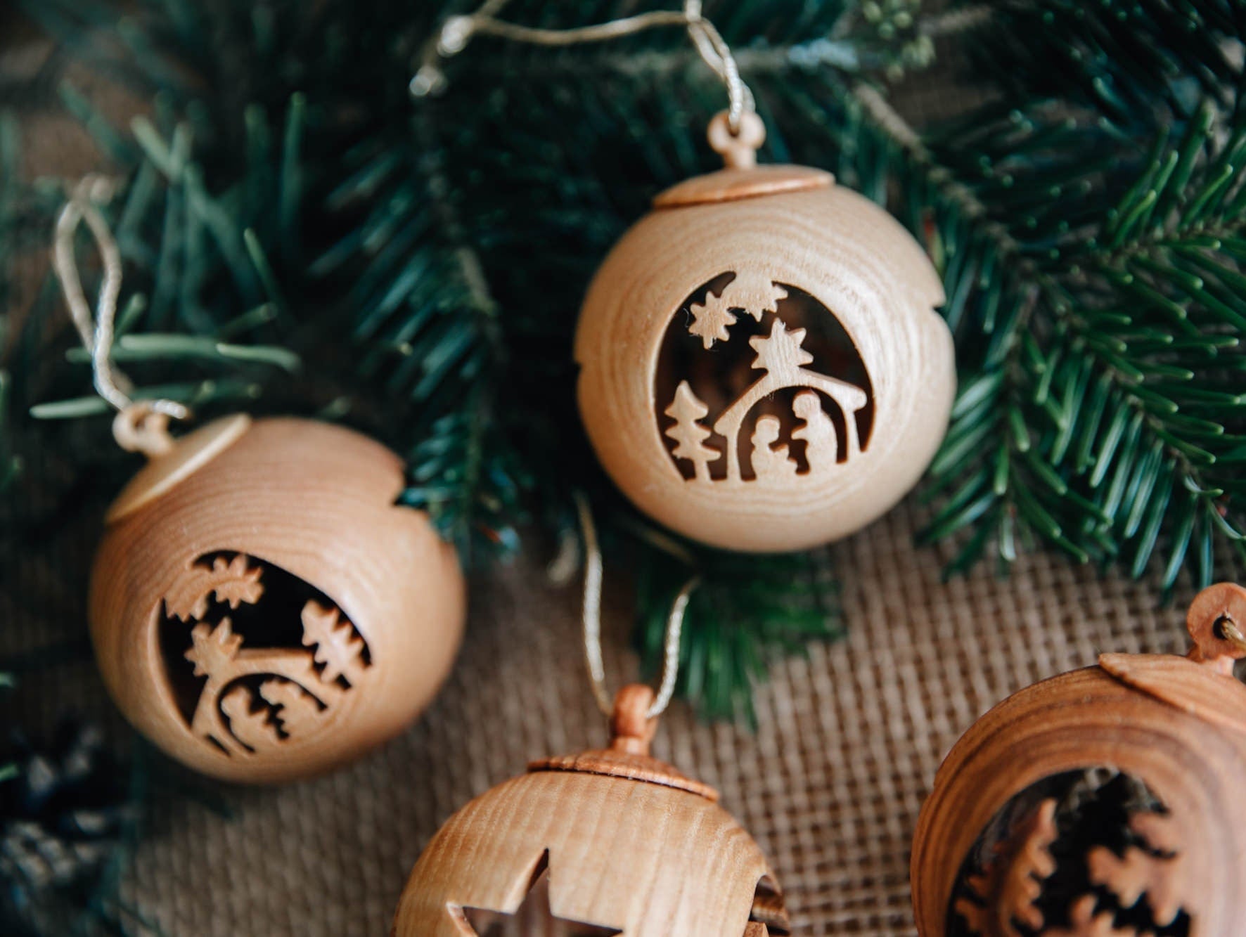 Weihnachtskugel aus Holz mit Motiv / Christbaumkugel mit Bild "Elch" oder "Krippe"