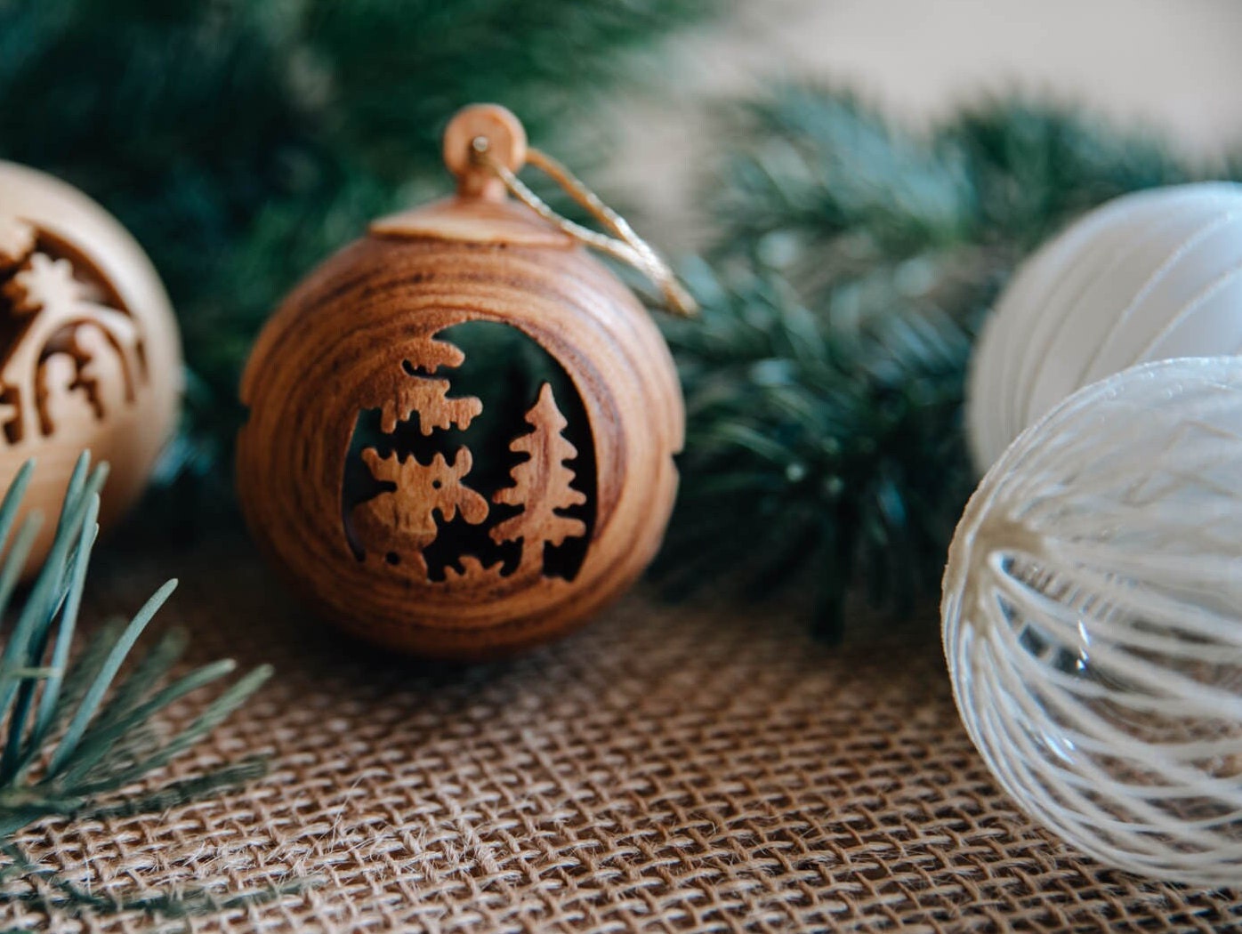 Weihnachtskugel aus Holz mit Motiv / Christbaumkugel mit Bild "Elch" oder "Krippe"