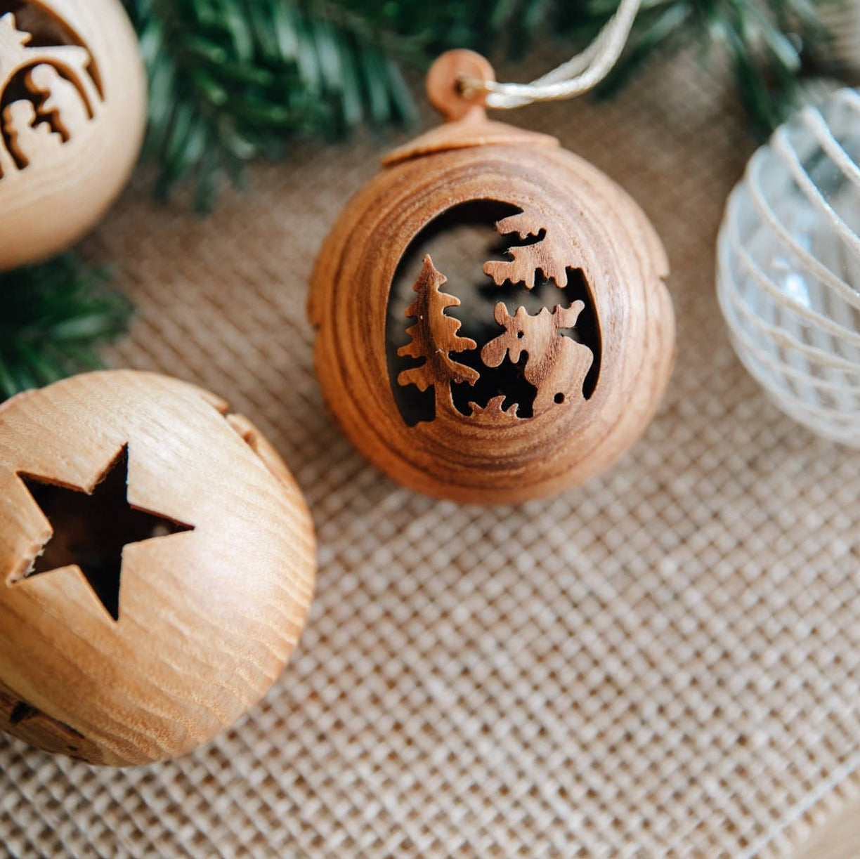 Weihnachtskugel aus Holz mit Motiv / Christbaumkugel mit Bild "Elch" oder "Krippe"