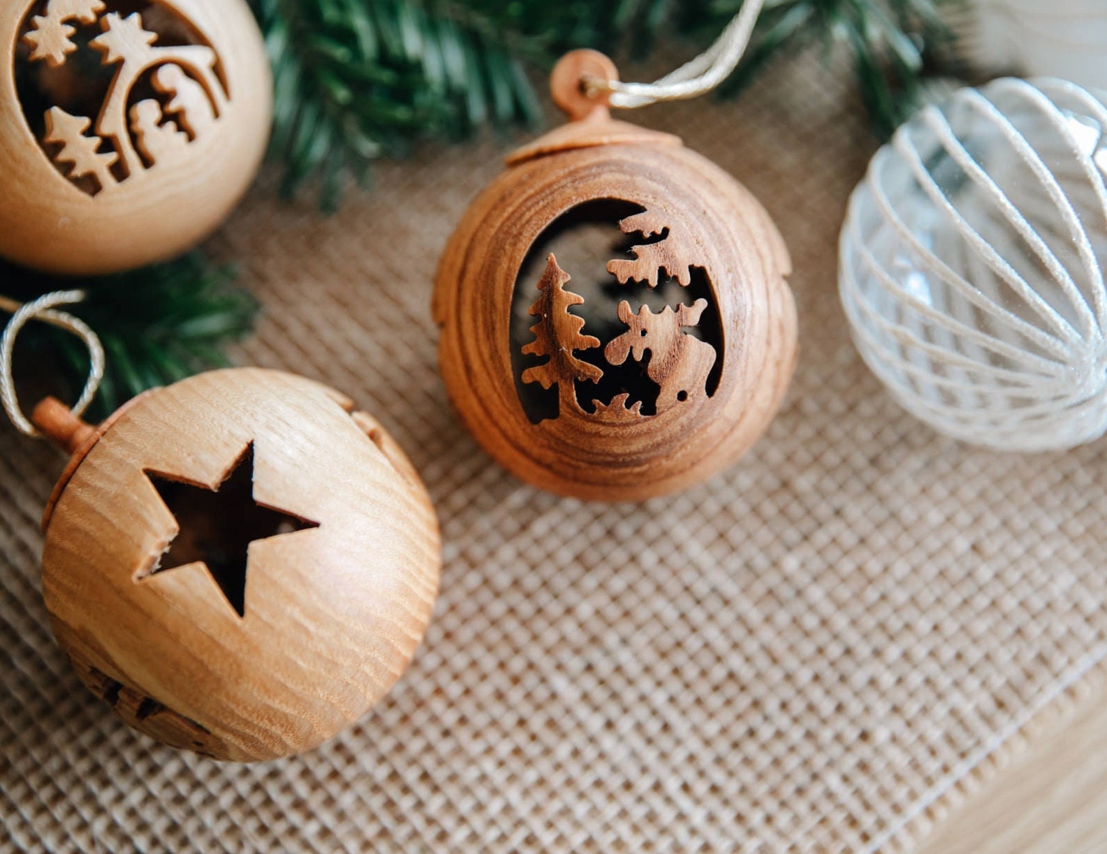 Weihnachtskugel aus Holz mit Motiv / Christbaumkugel mit Bild "Elch" oder "Krippe"