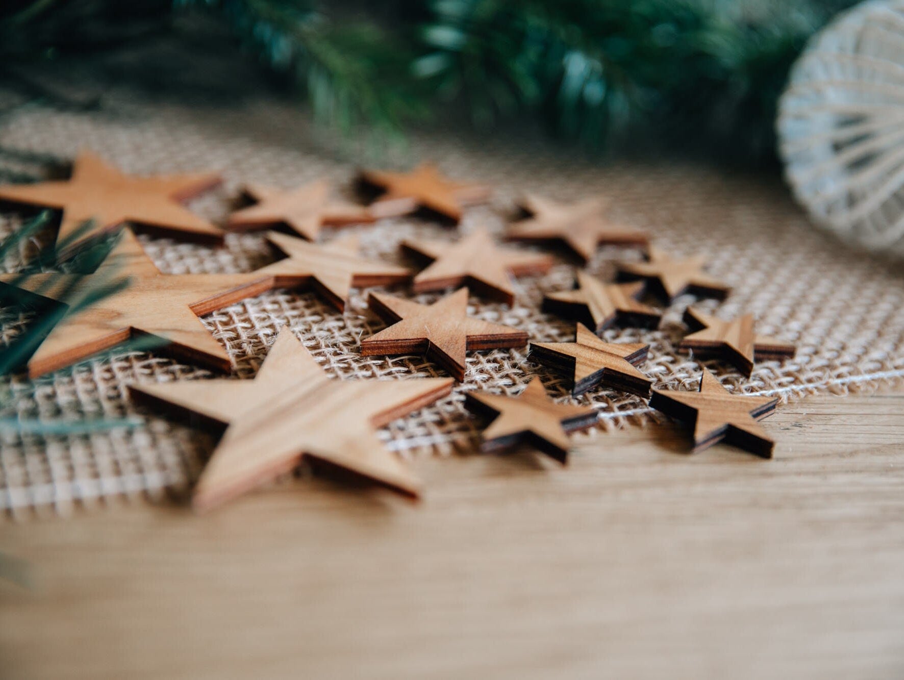 15 Stk. Streudeko Sterne für Weihnachten / Sternenstreu Oliven-Holz Optik