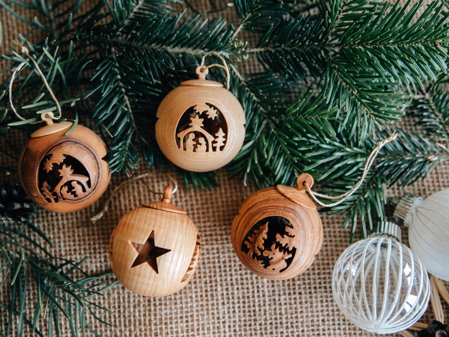 Weihnachtskugel aus Holz mit Motiv / Christbaumkugel mit Bild "Elch" oder "Krippe"