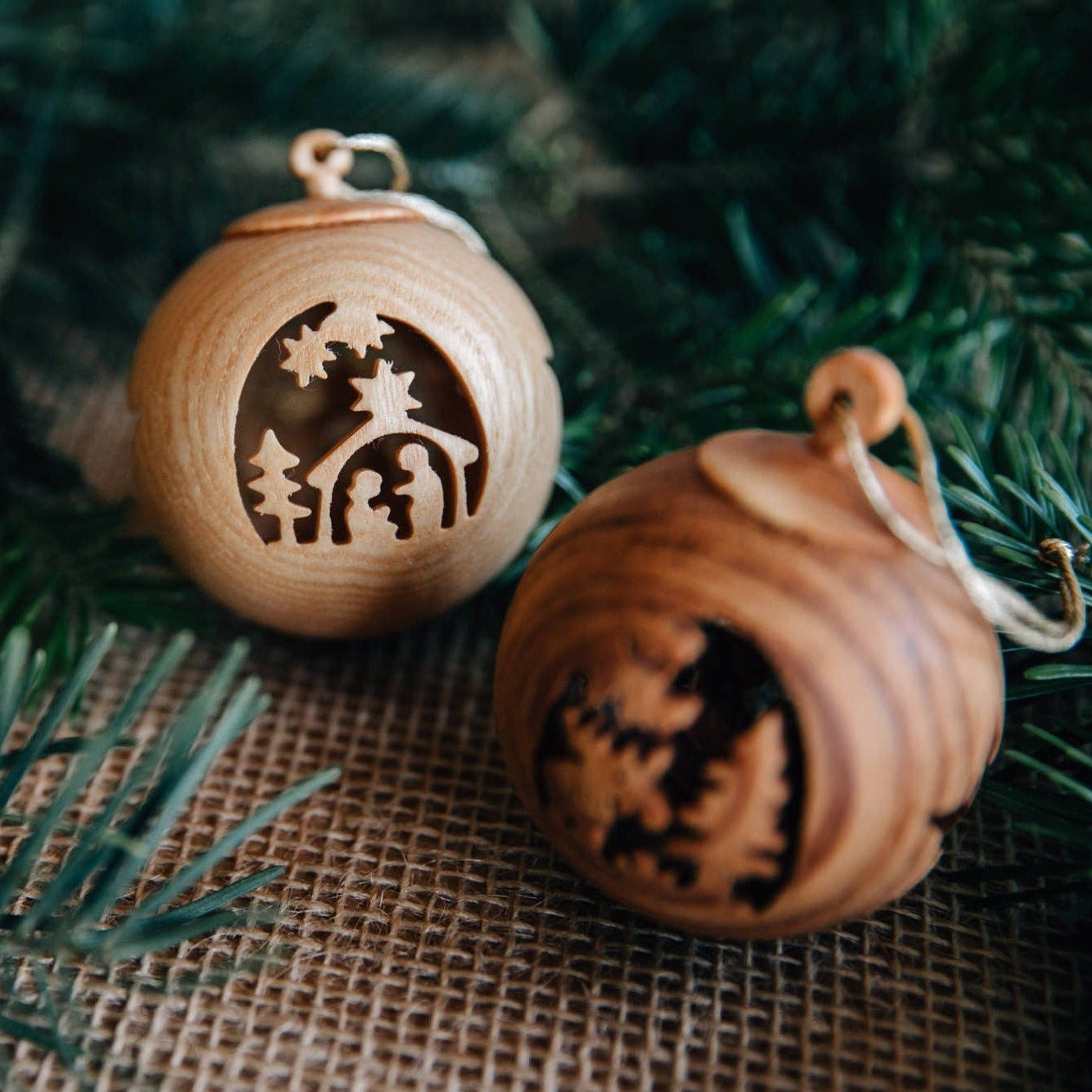 Weihnachtskugel aus Holz mit Motiv / Christbaumkugel mit Bild "Elch" oder "Krippe"
