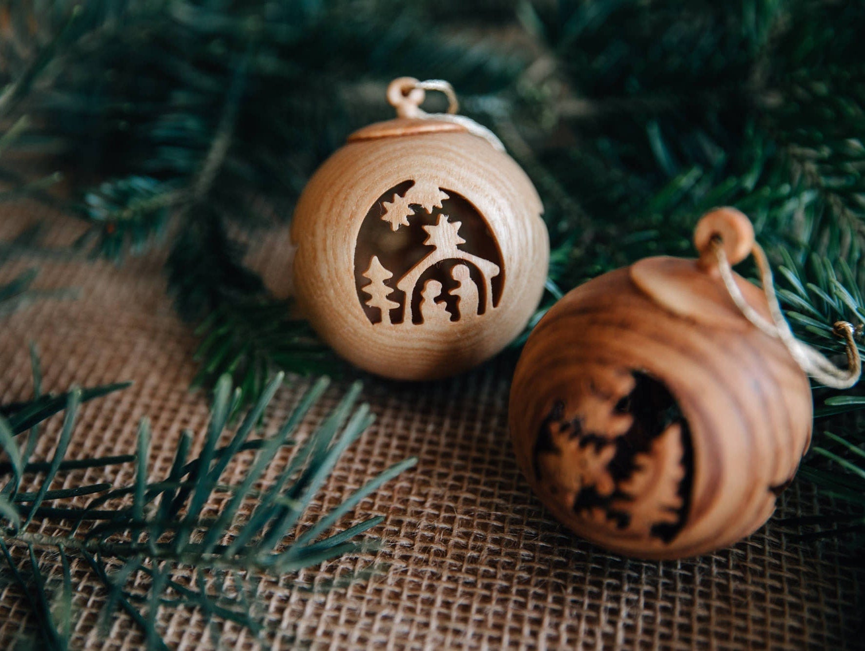 Weihnachtskugel aus Holz mit Motiv / Christbaumkugel mit Bild "Elch" oder "Krippe"