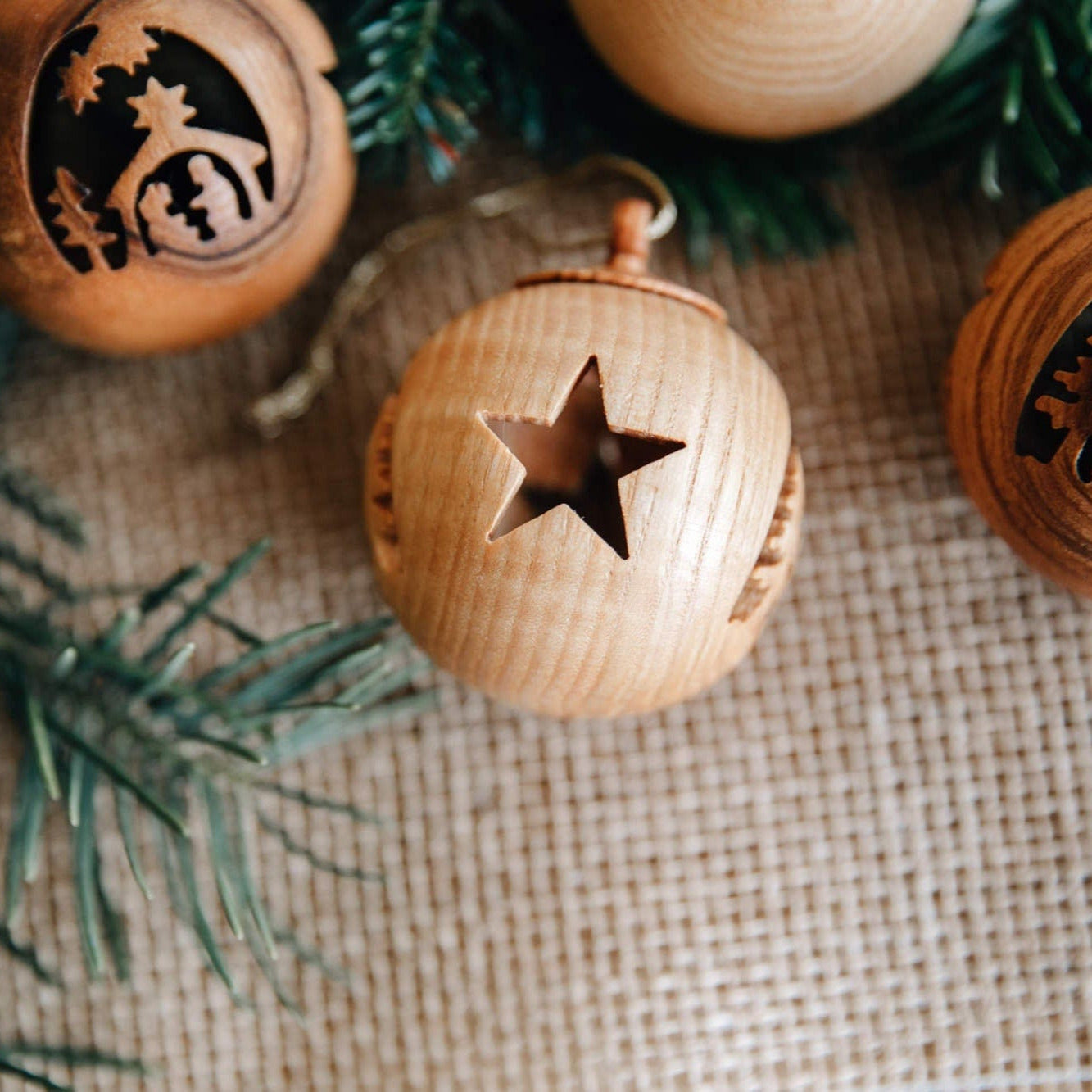 Weihnachtskugel aus Holz mit Motiv / Christbaumkugel mit Bild "Elch" oder "Krippe"