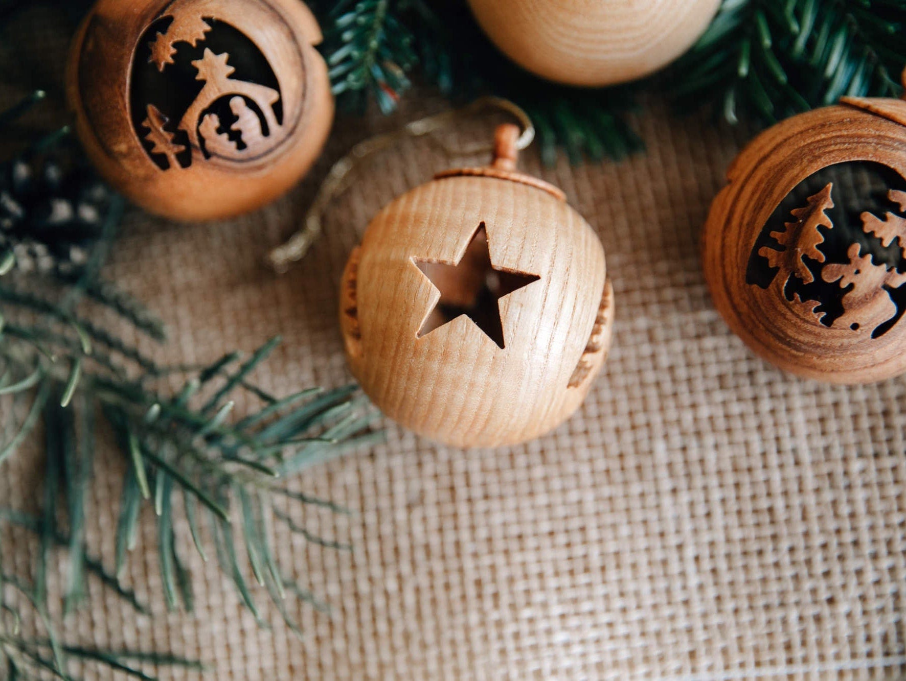 Weihnachtskugel aus Holz mit Motiv / Christbaumkugel mit Bild "Elch" oder "Krippe"